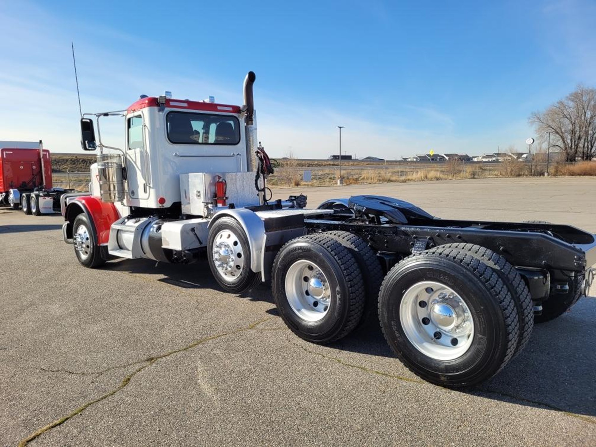 2023 Peterbilt 389 2023 Peterbilt 389 - image 2 of 4
