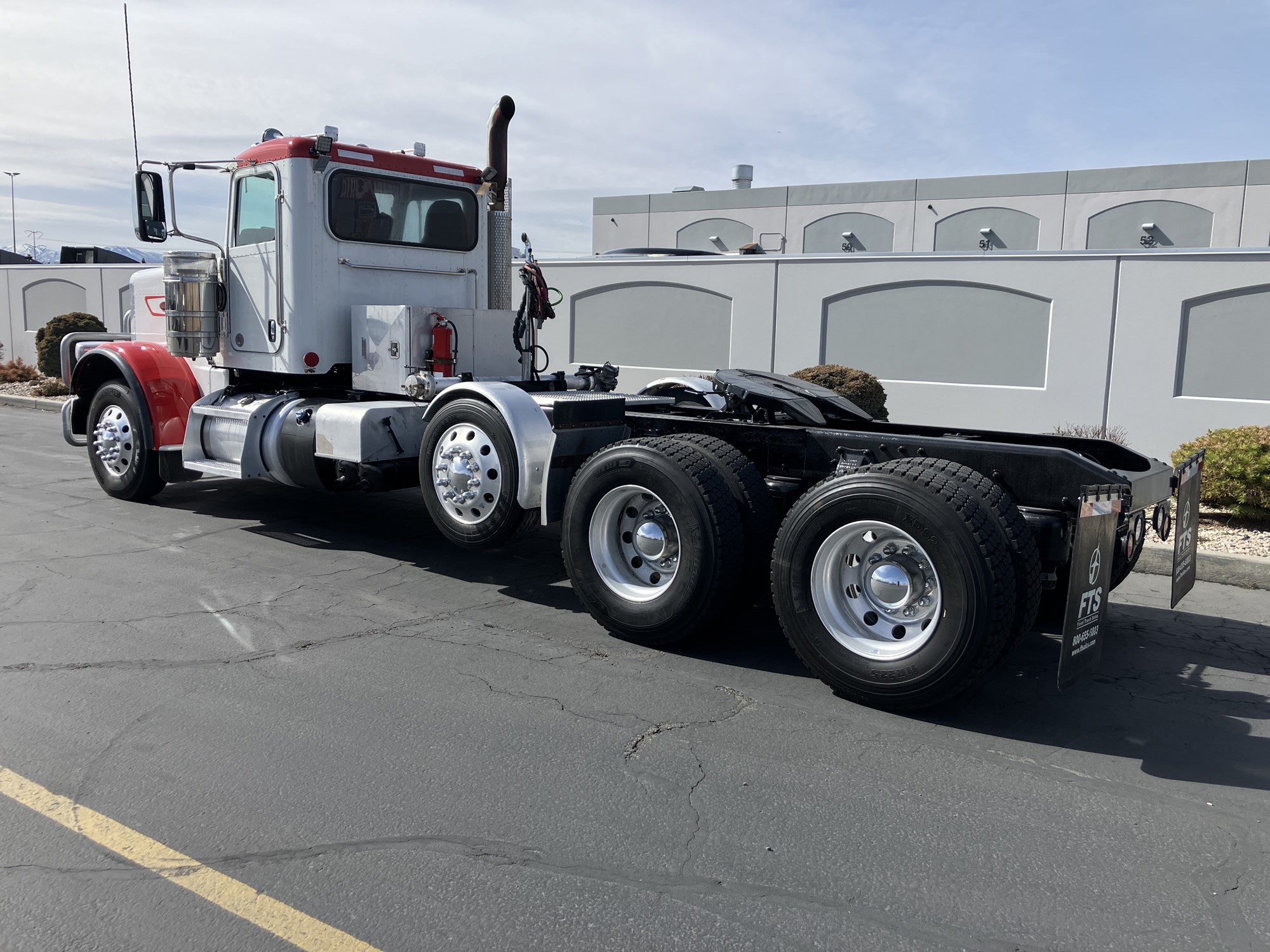 2023 Peterbilt 389 - image 4 of 6