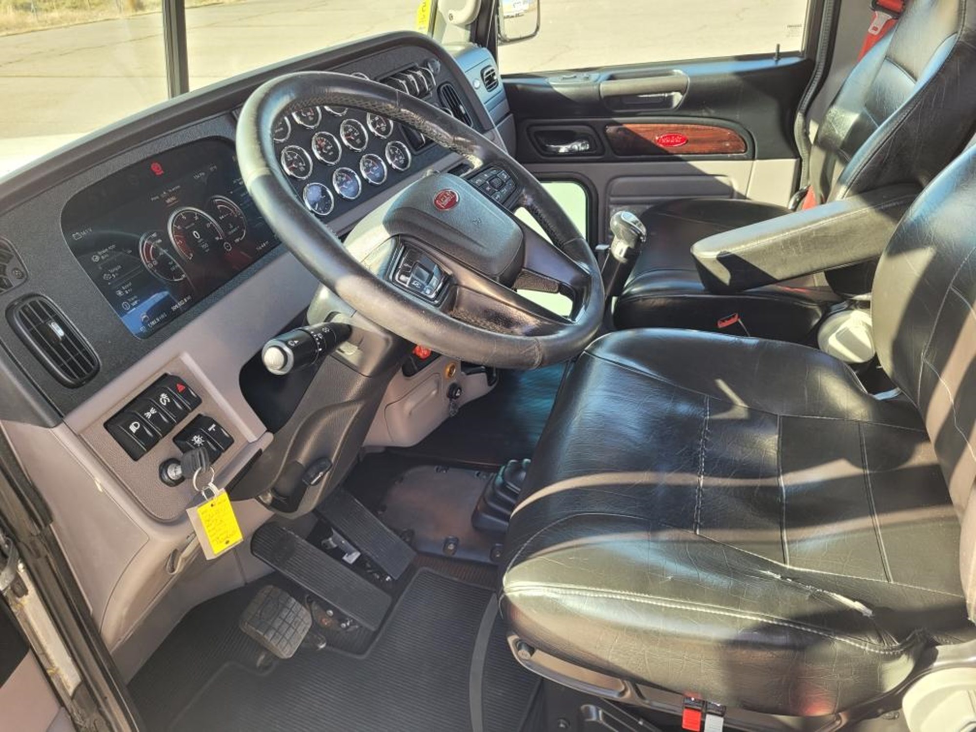 2023 Peterbilt 389 2023 Peterbilt 389 - image 4 of 4
