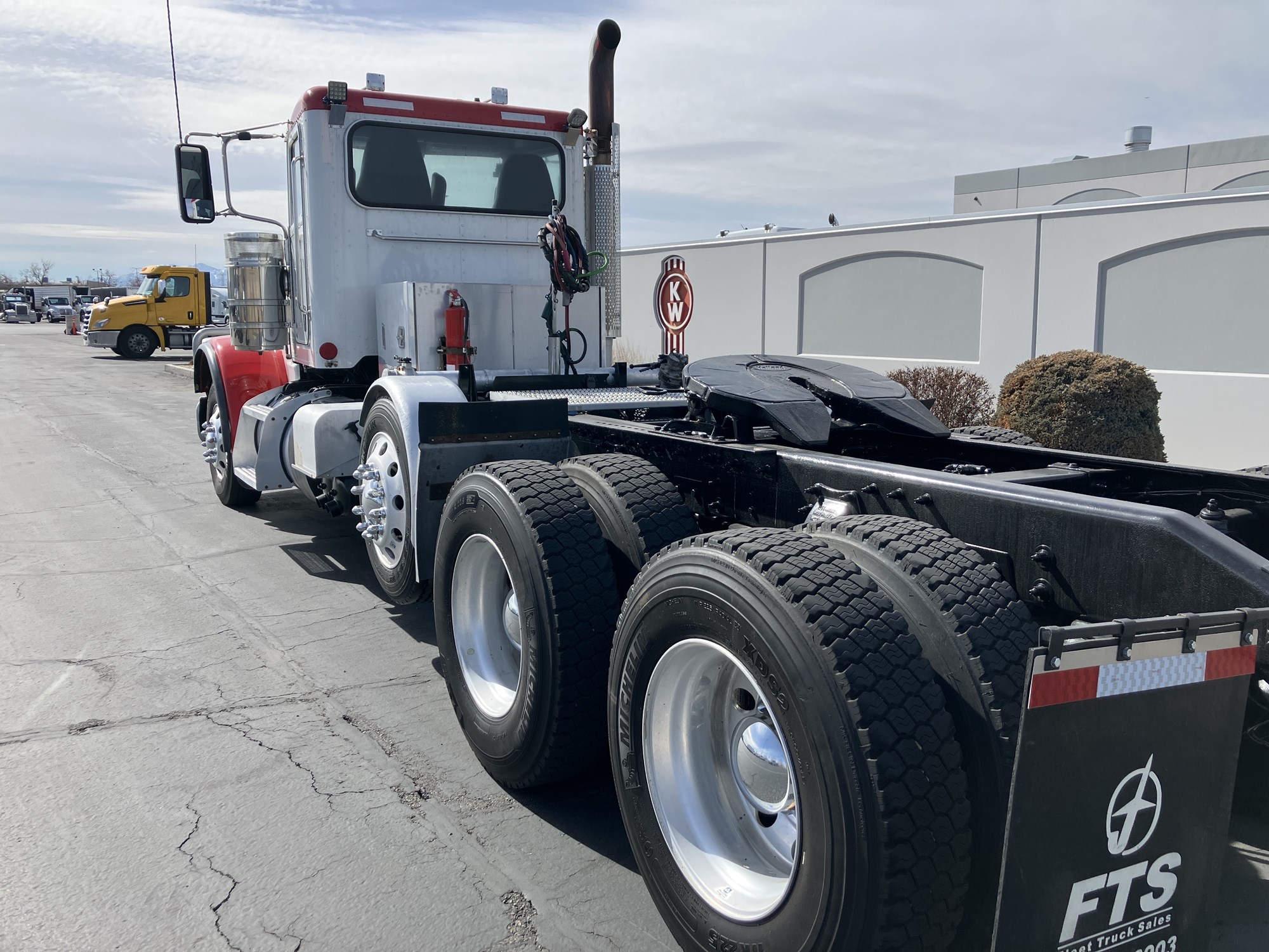 2023 Peterbilt 389 - image 5 of 6