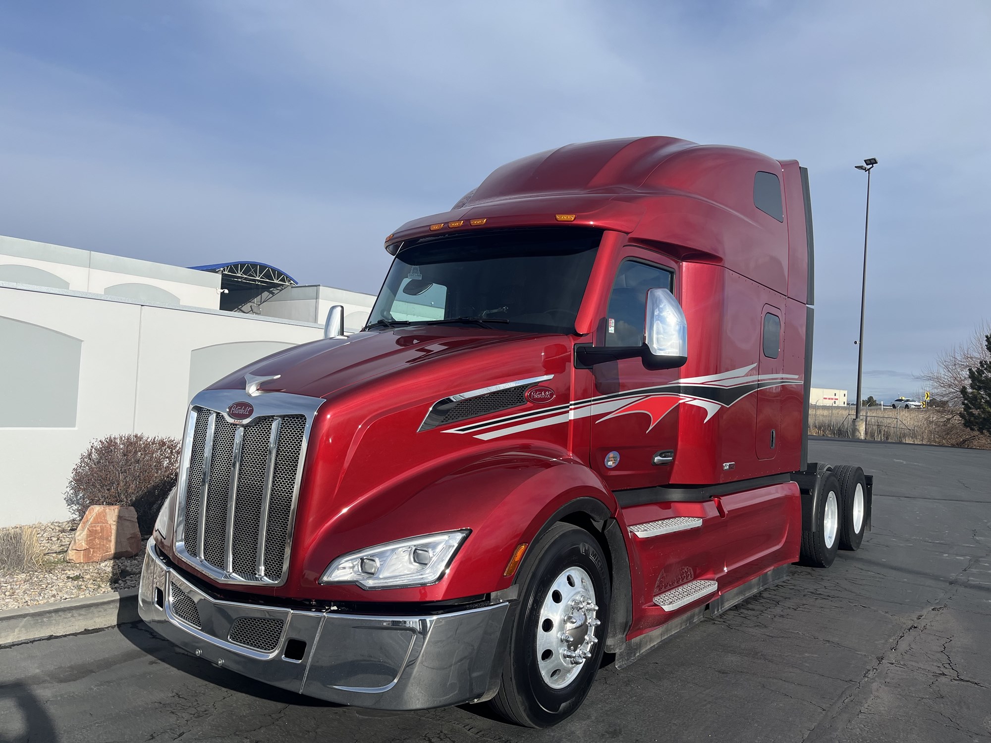 2023 Peterbilt 579 2023 Peterbilt 579 - image 2 of 6