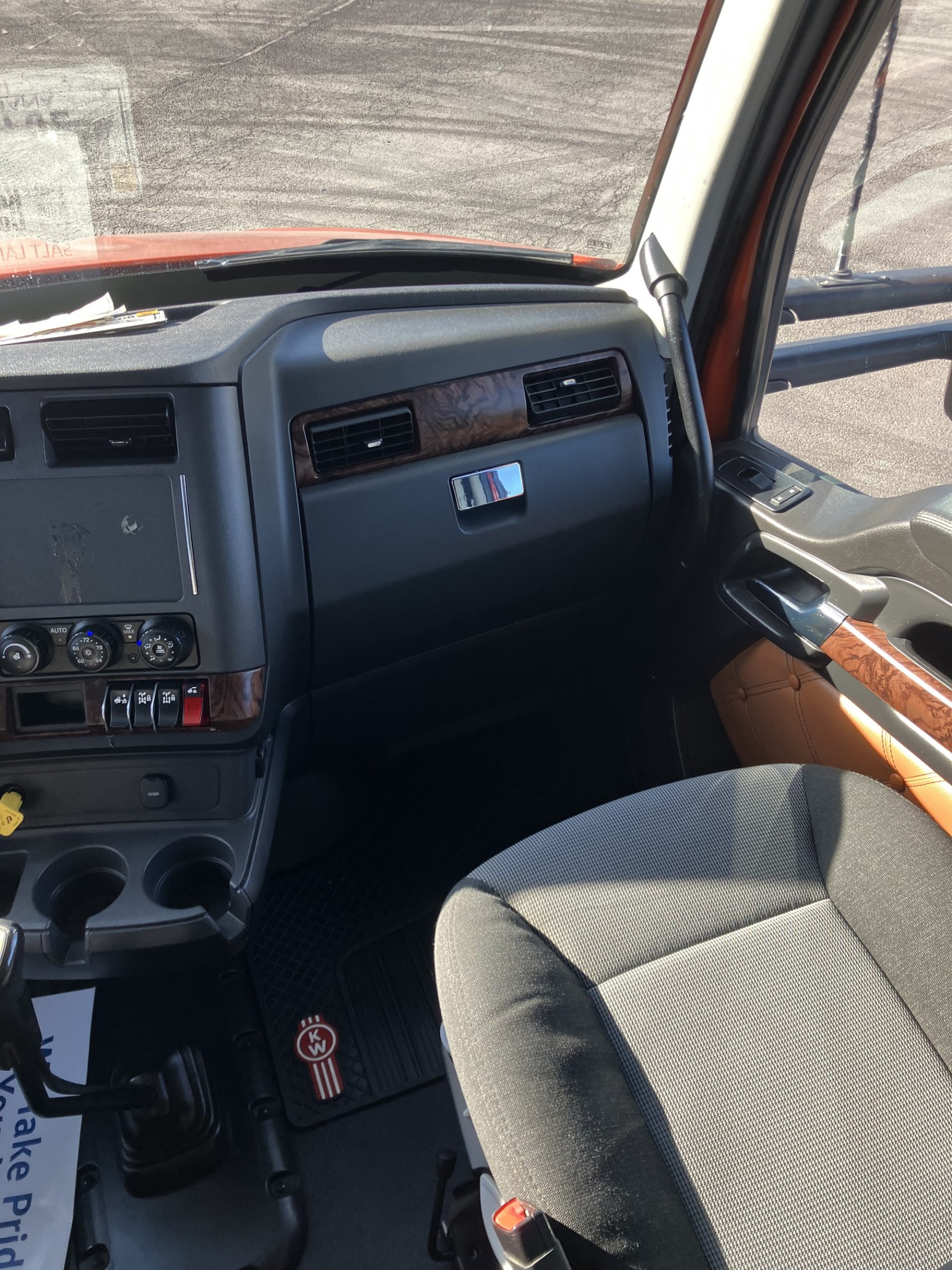 2023 Kenworth T680 2023 Kenworth T680 - image 2 of 6