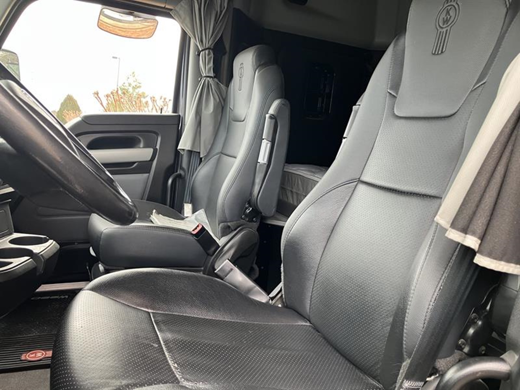 2023 Kenworth W990 2023 Kenworth W990 - image 3 of 3