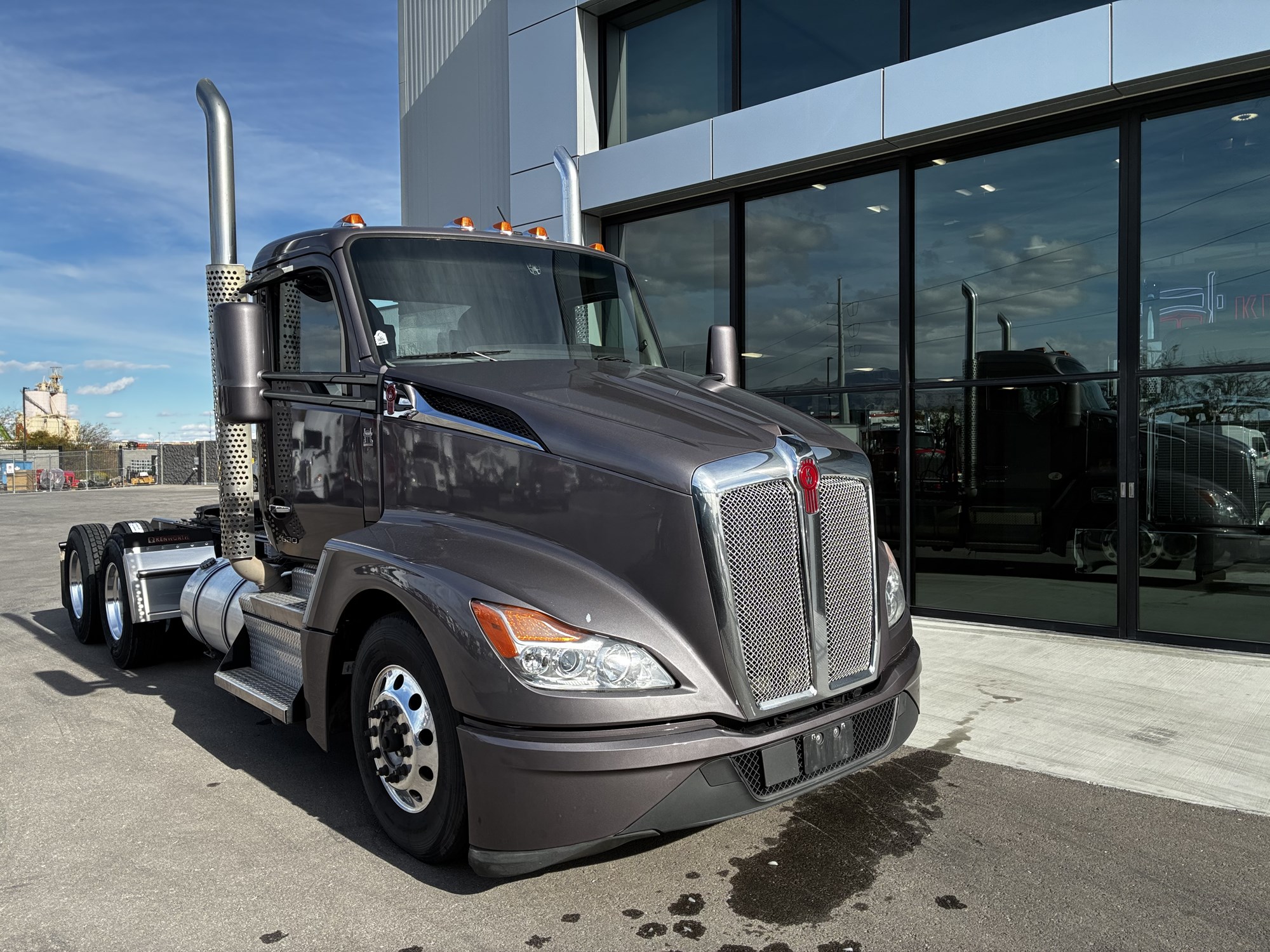 2023 Kenworth T680 - image 1 of 6