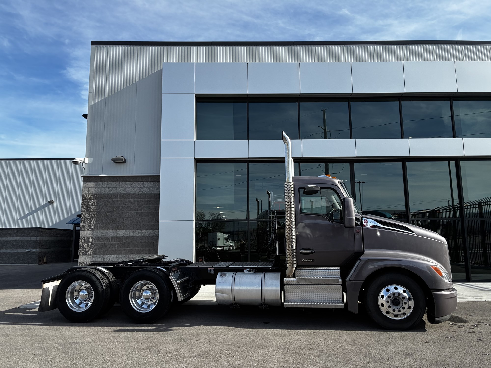2023 Kenworth T680 - image 2 of 6