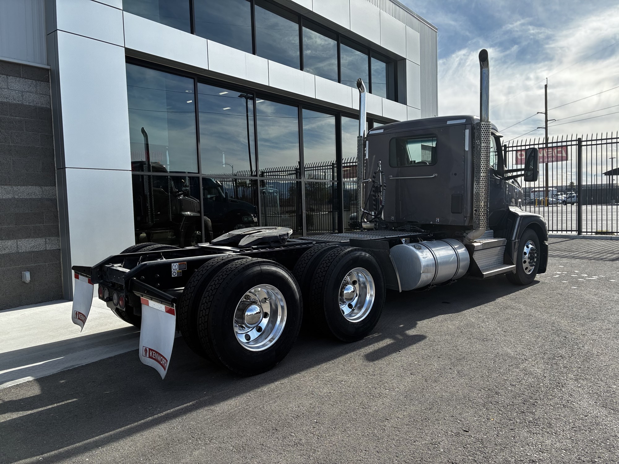 2023 Kenworth T680 - image 3 of 6