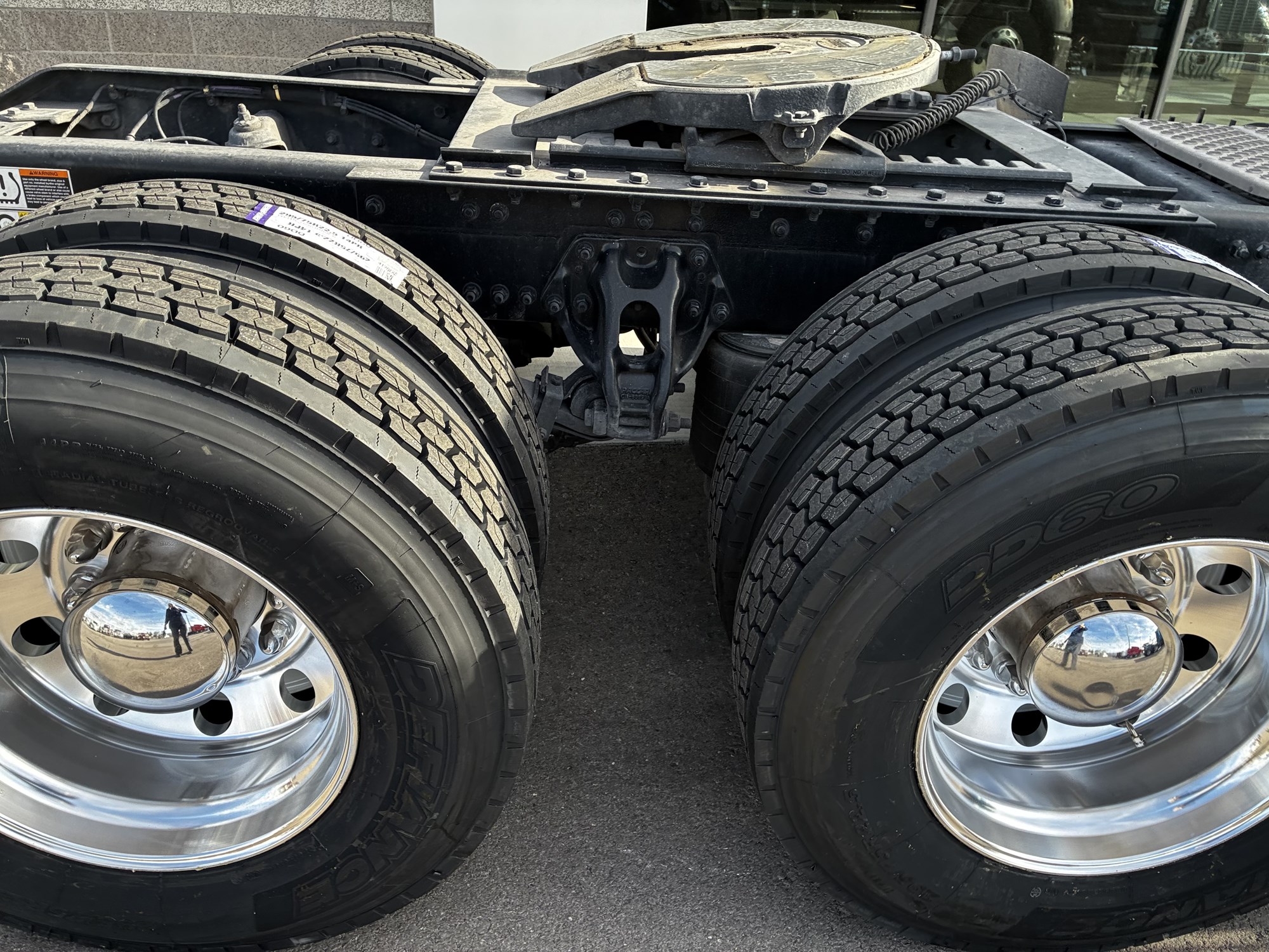 2023 Kenworth T680 - image 4 of 6