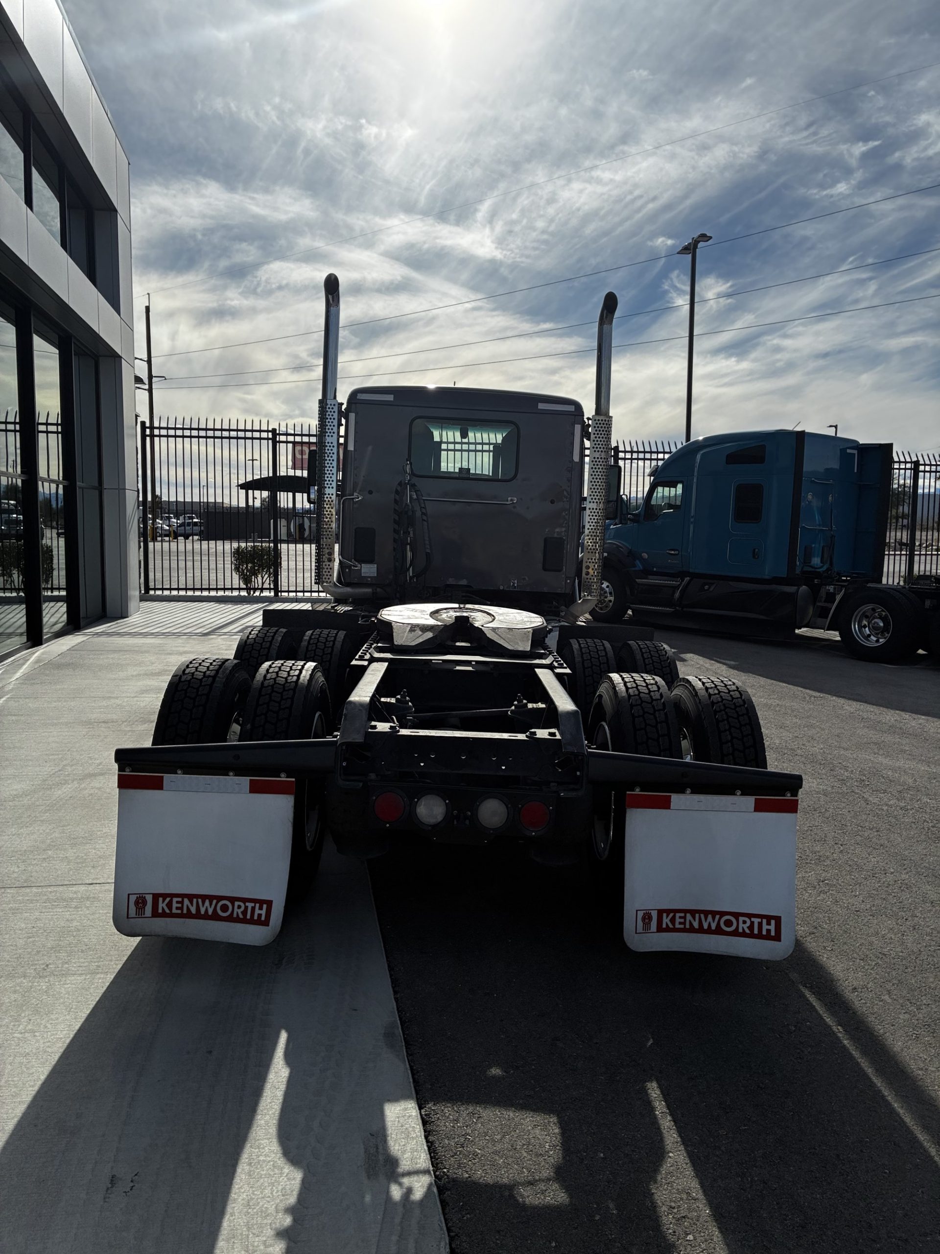 2023 Kenworth T680 - image 5 of 6