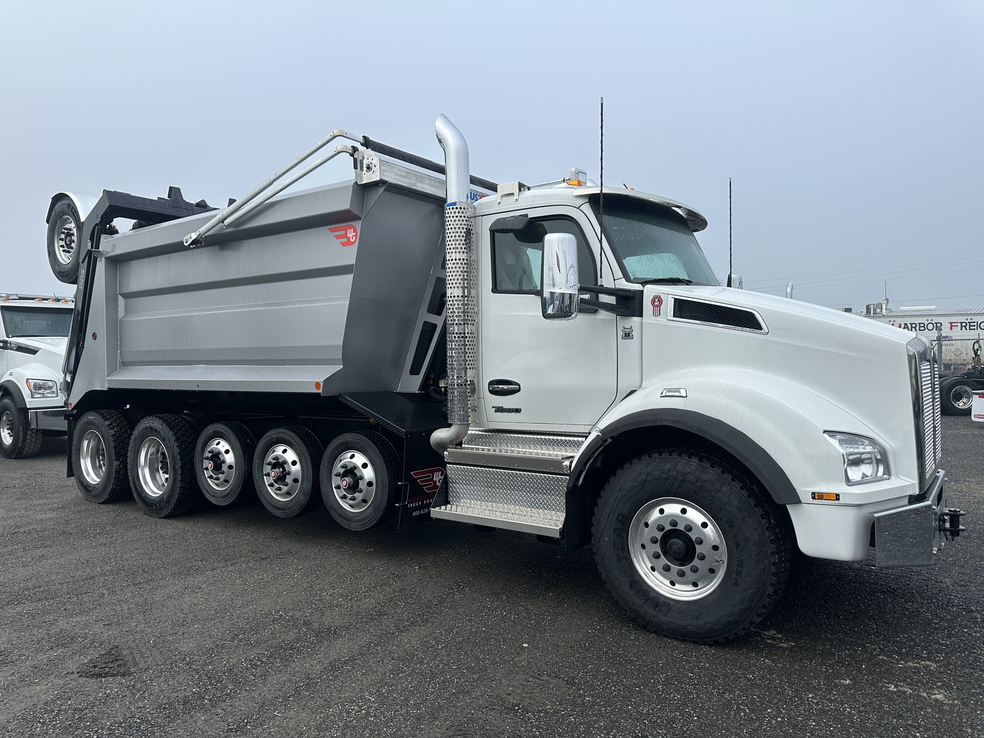 2025 Kenworth T880 - image 2