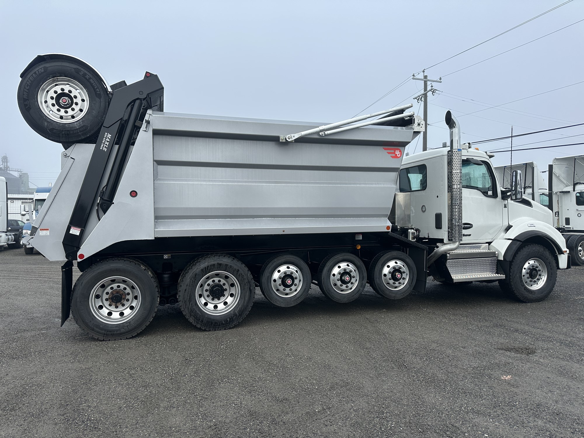 2025 Kenworth T880 - image 3