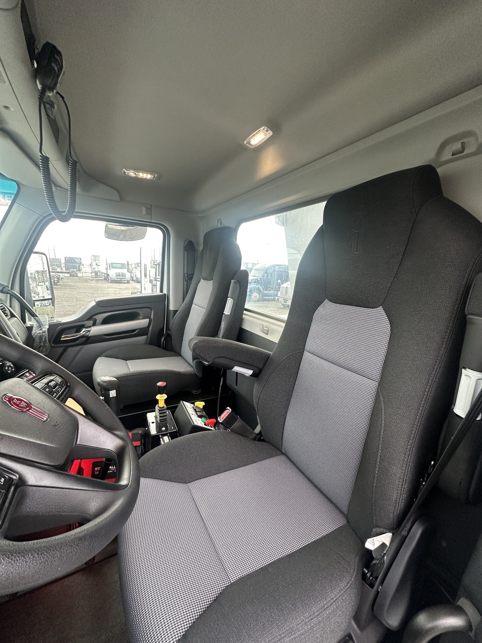 2025 Kenworth T880 - image 5