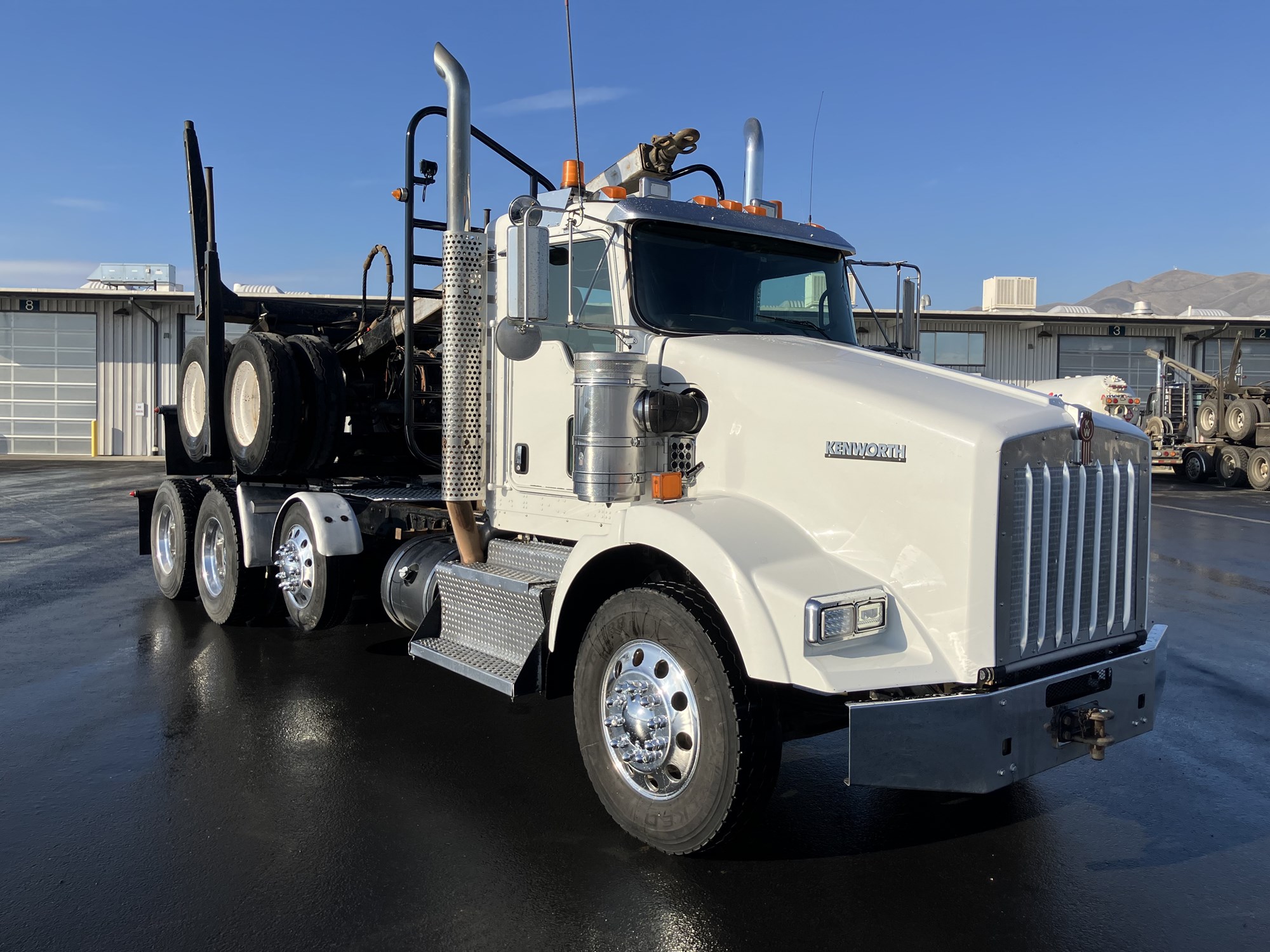 2011 Kenworth T800 - image 2