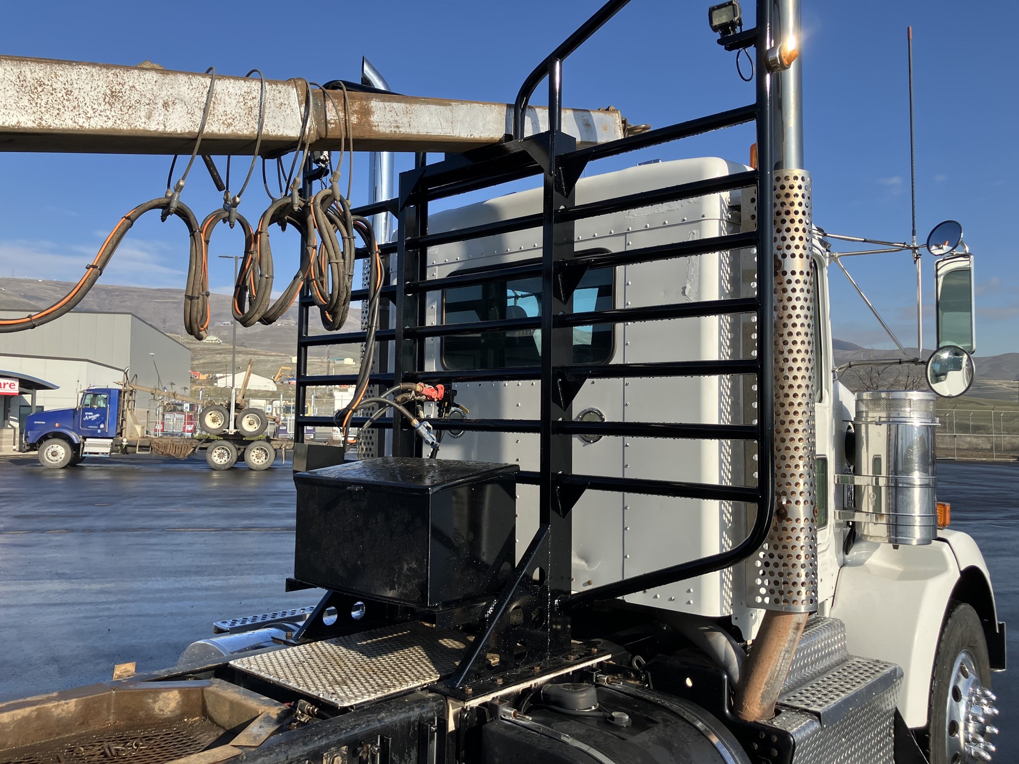 2011 Kenworth T800 - image 4