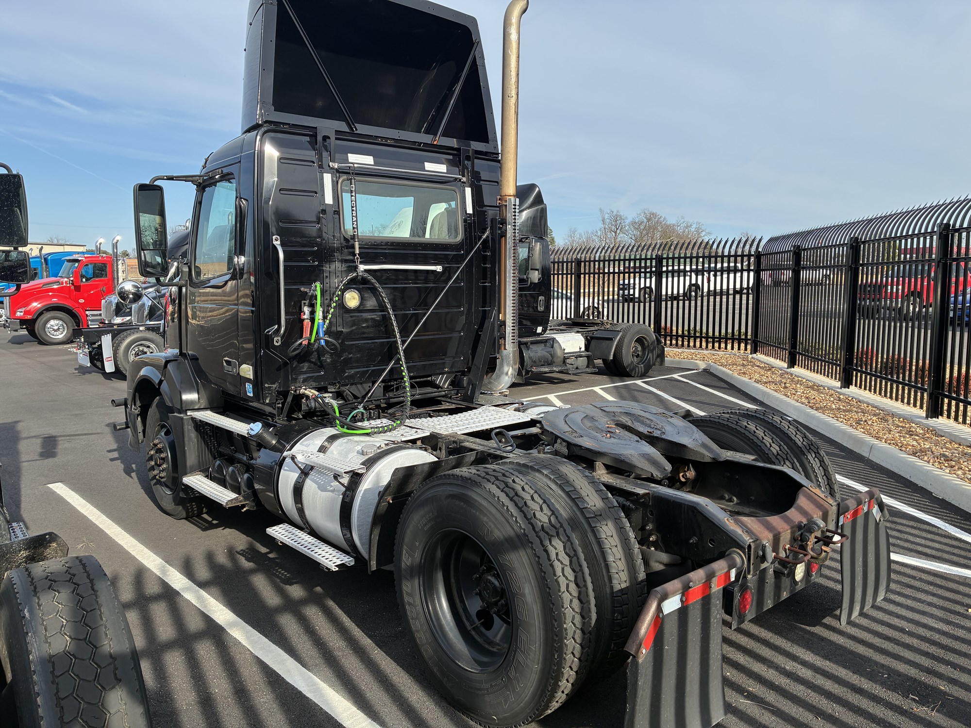 2012 Volvo VNL - image 4 of 6