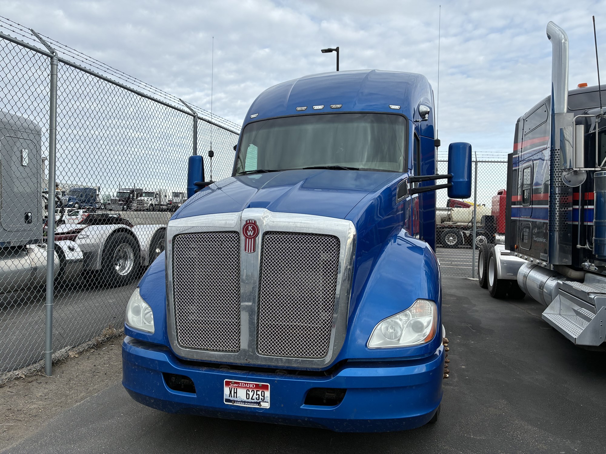 2015 Kenworth T680 - image 2 of 6