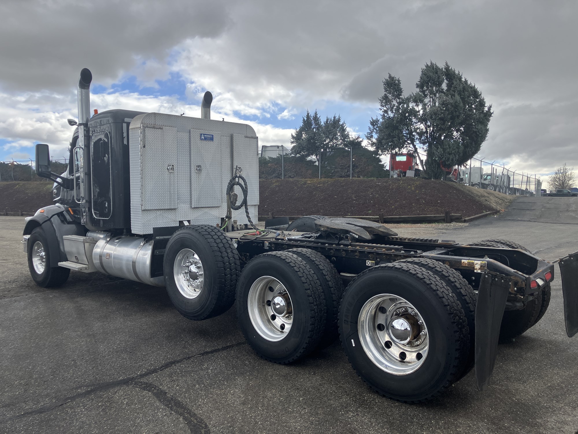 2020 Peterbilt 567 - image 3 of 6