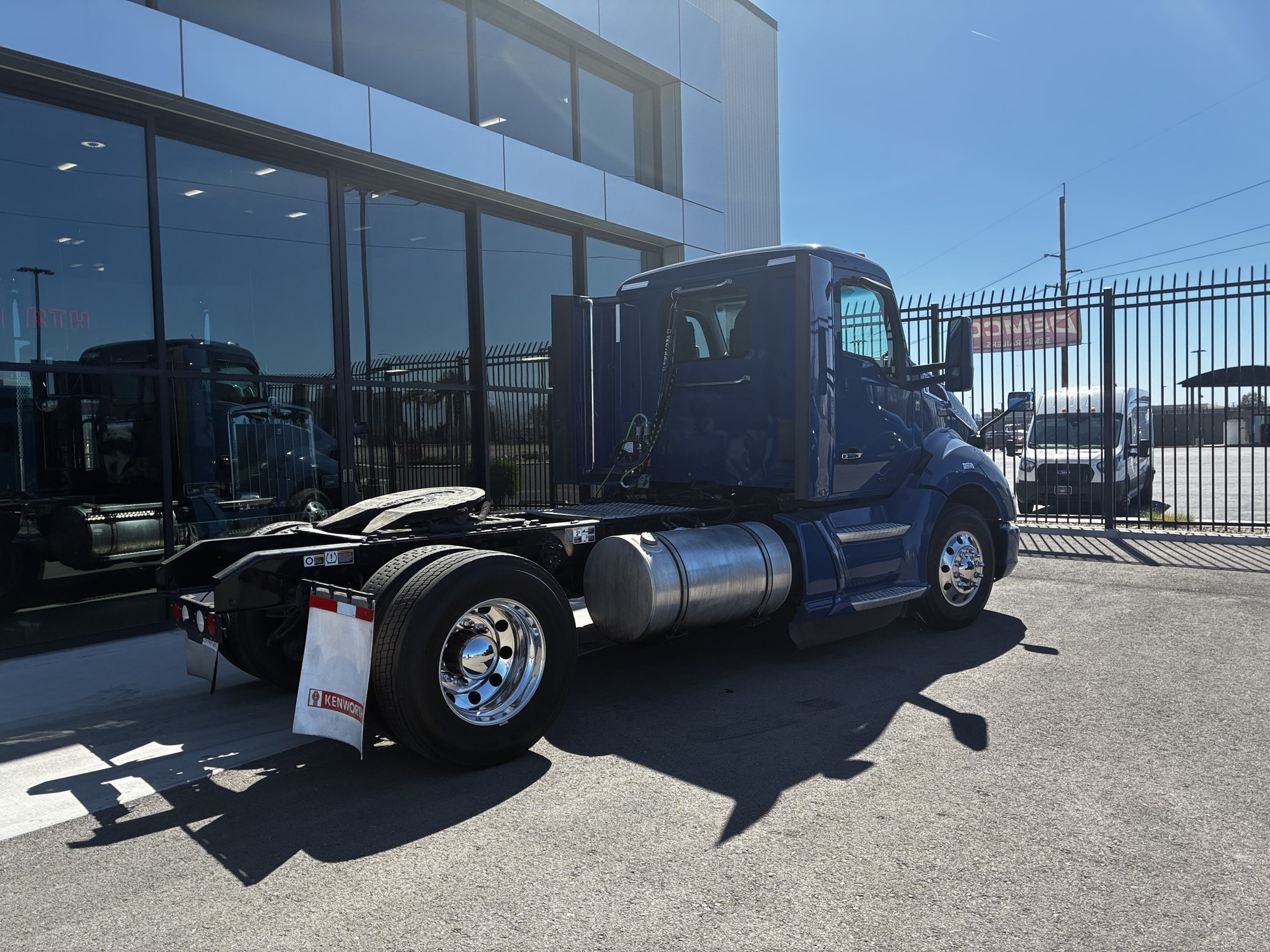 2020 Kenworth T680 - image 3 of 6