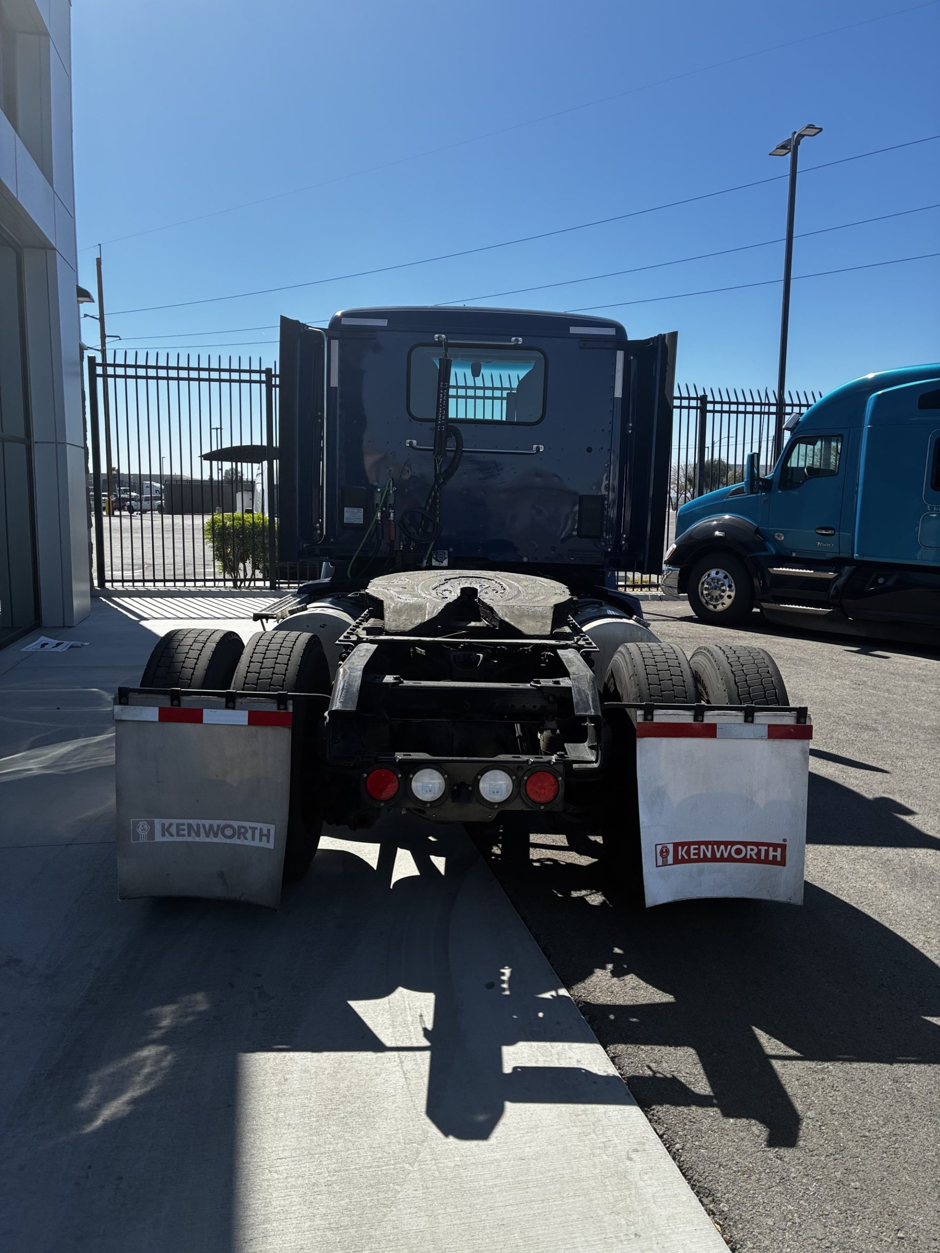 2020 Kenworth T680 - image 4 of 6