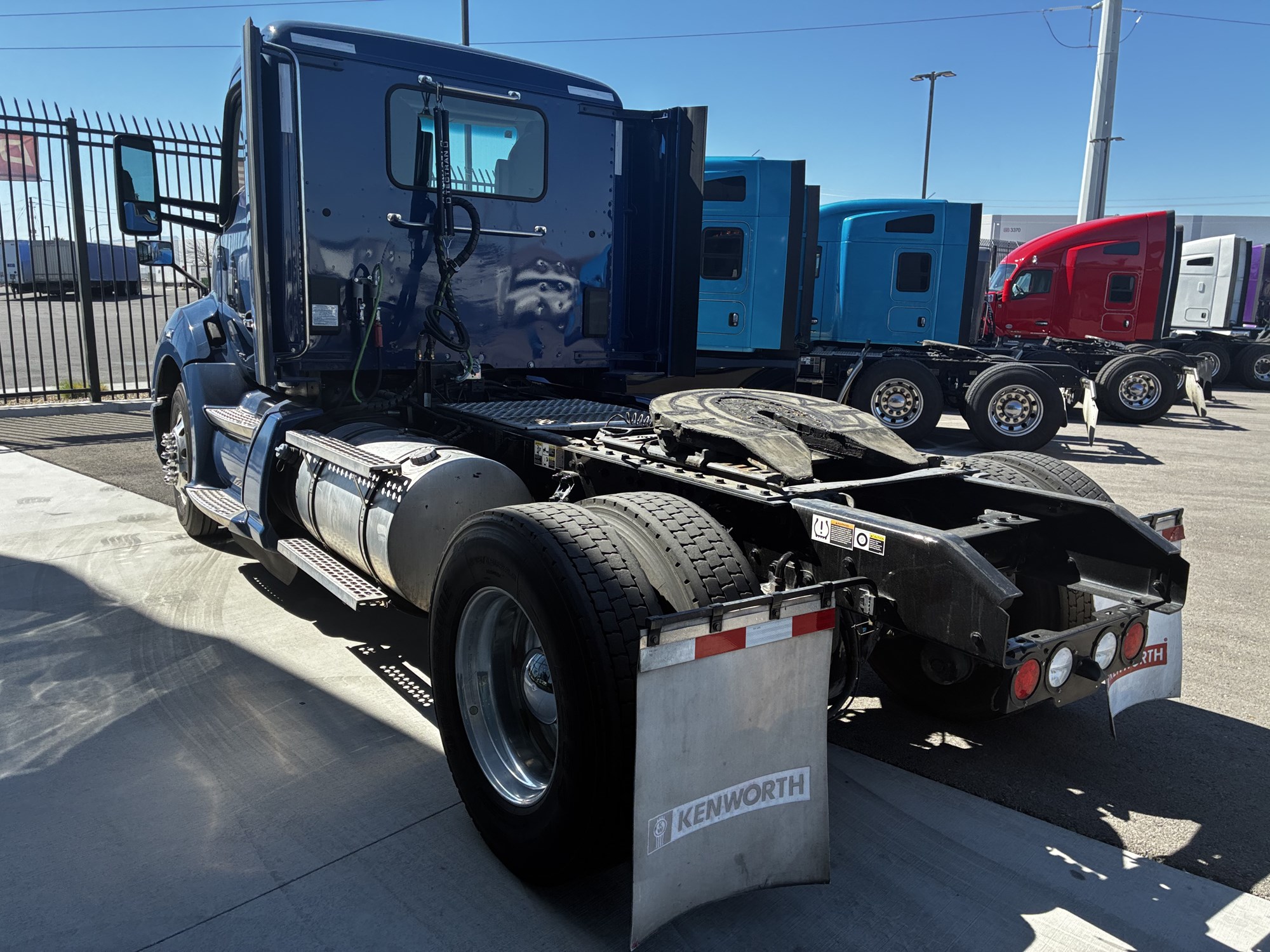 2020 Kenworth T680 - image 5 of 6