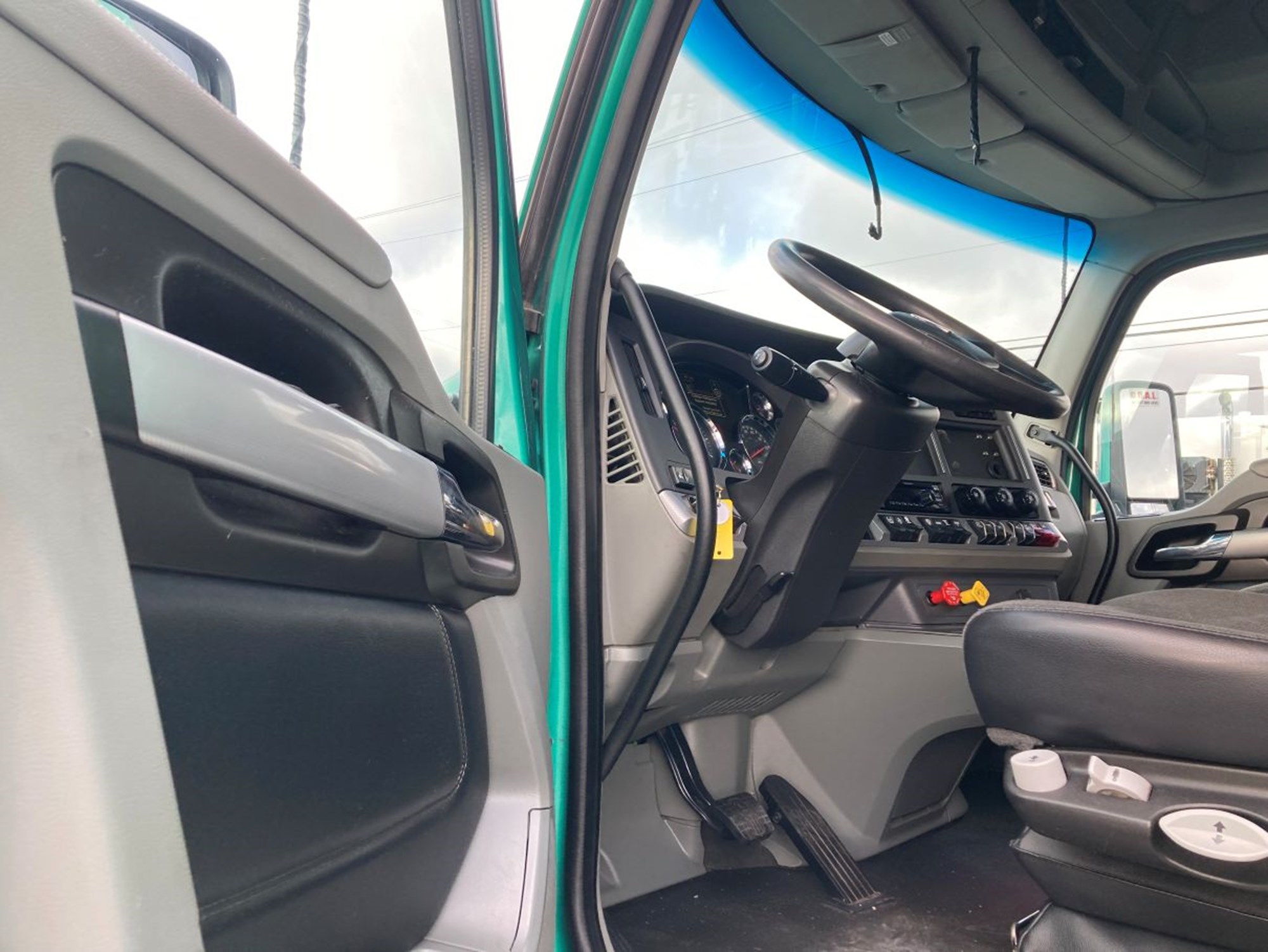 2020 Kenworth T680 - image 3