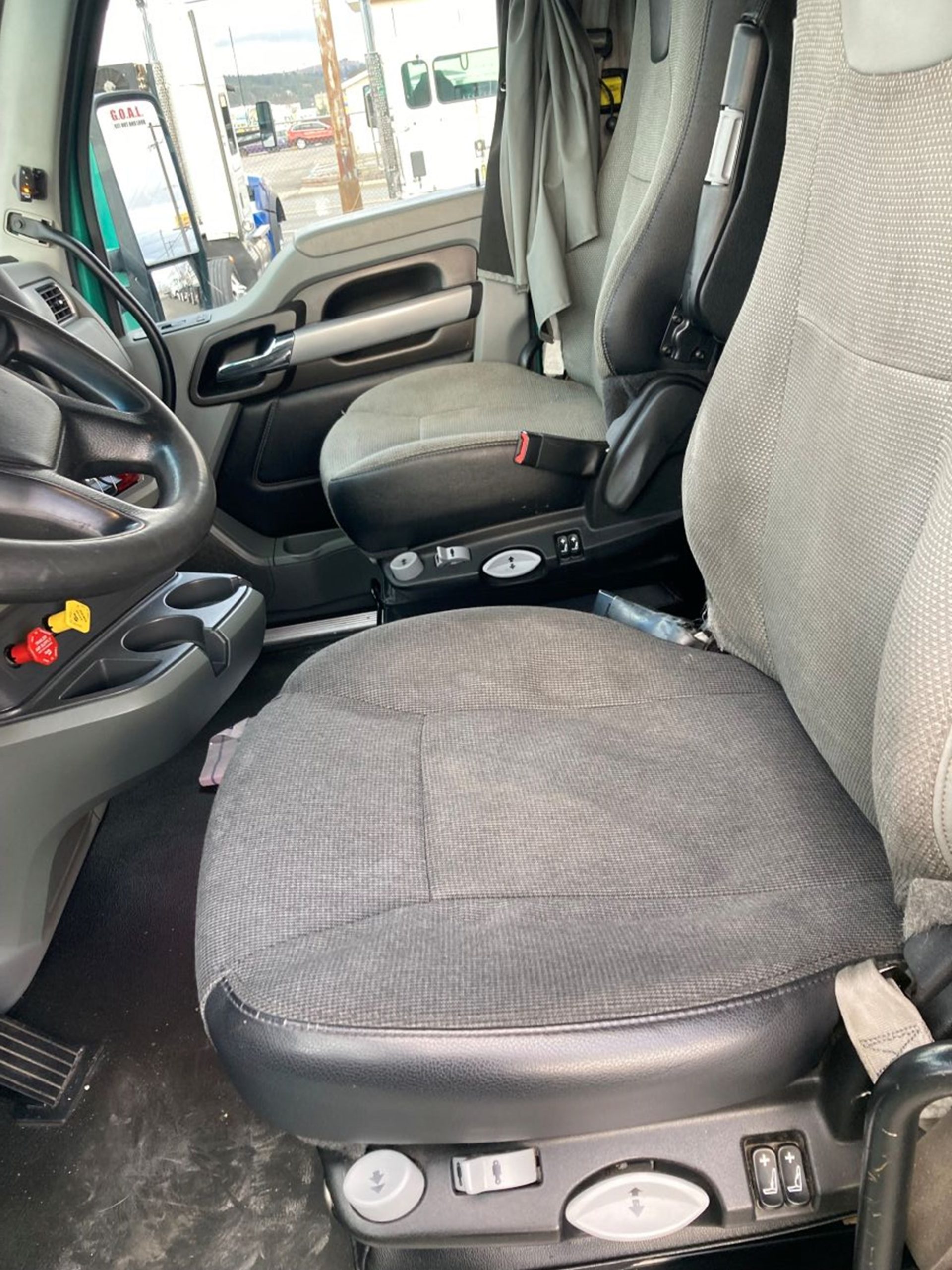 2020 Kenworth T680 - image 4