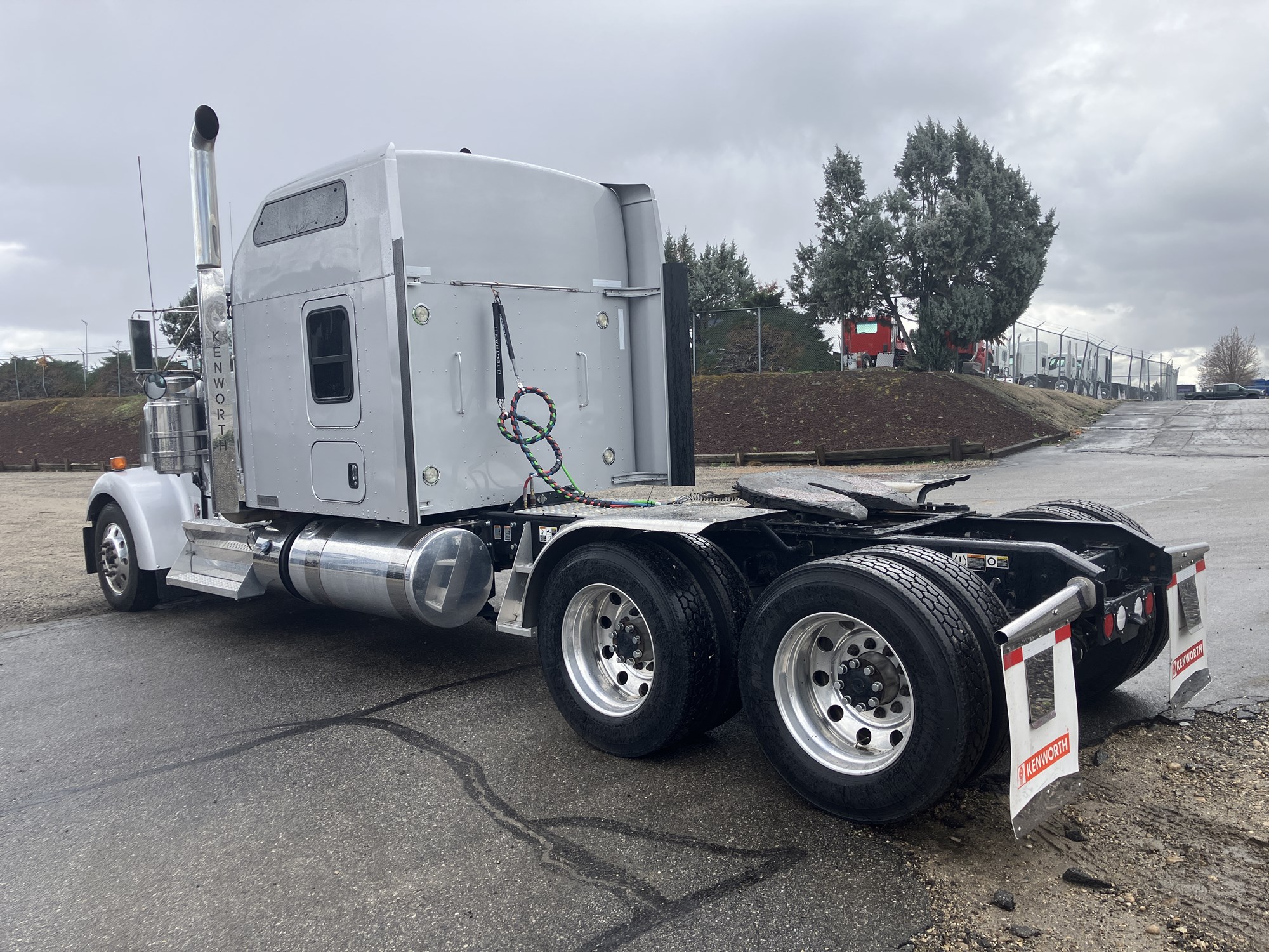 2020 Kenworth W900 - image 3 of 6