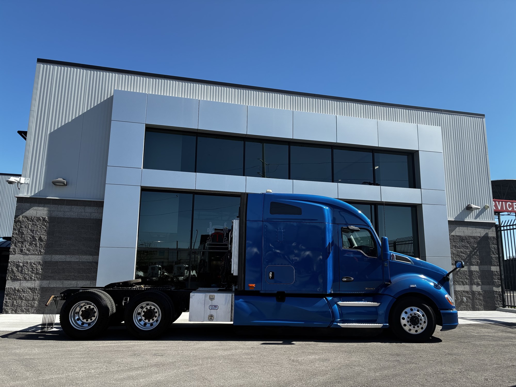 2021 Kenworth T680 - image 2 of 6