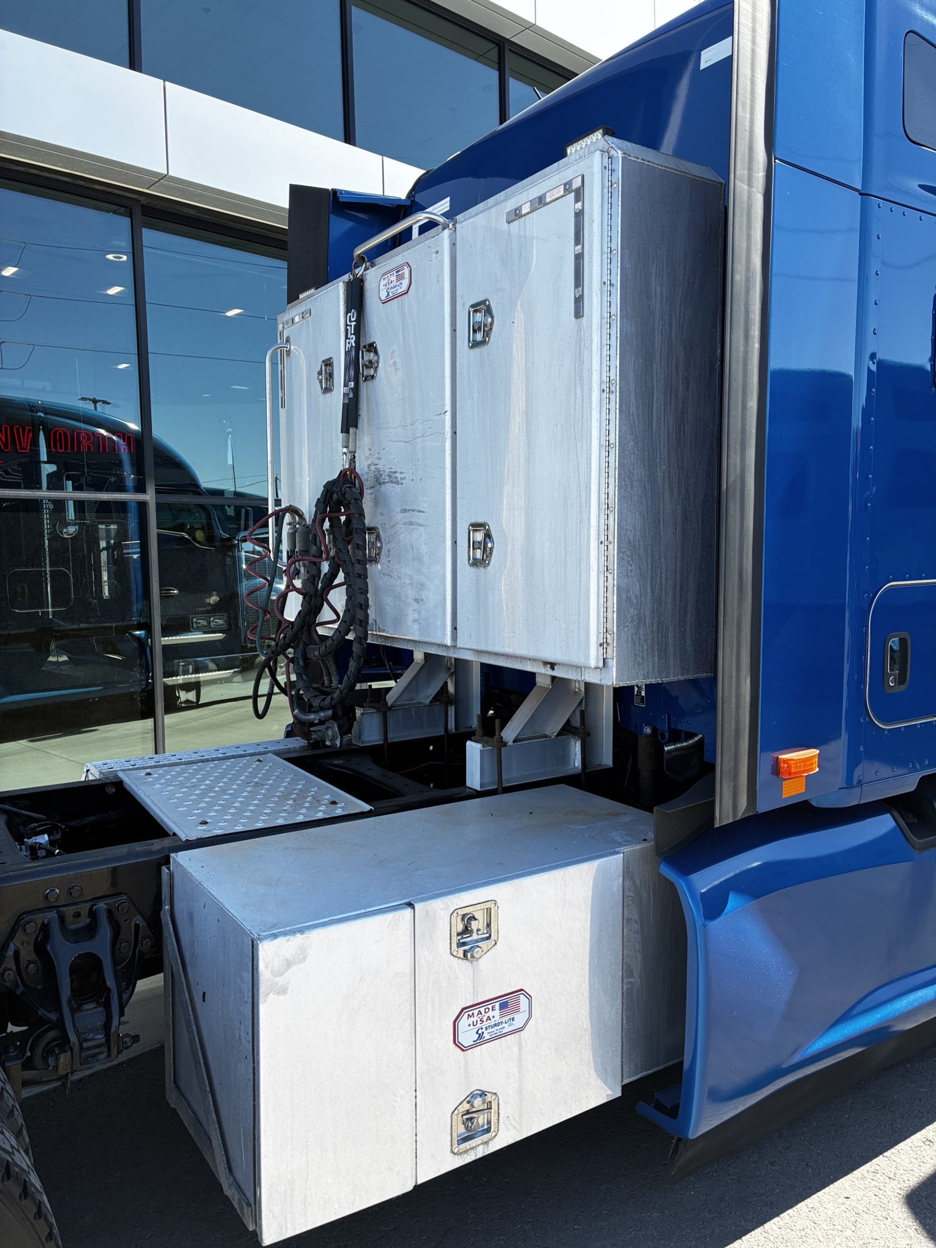 2021 Kenworth T680 - image 3 of 6