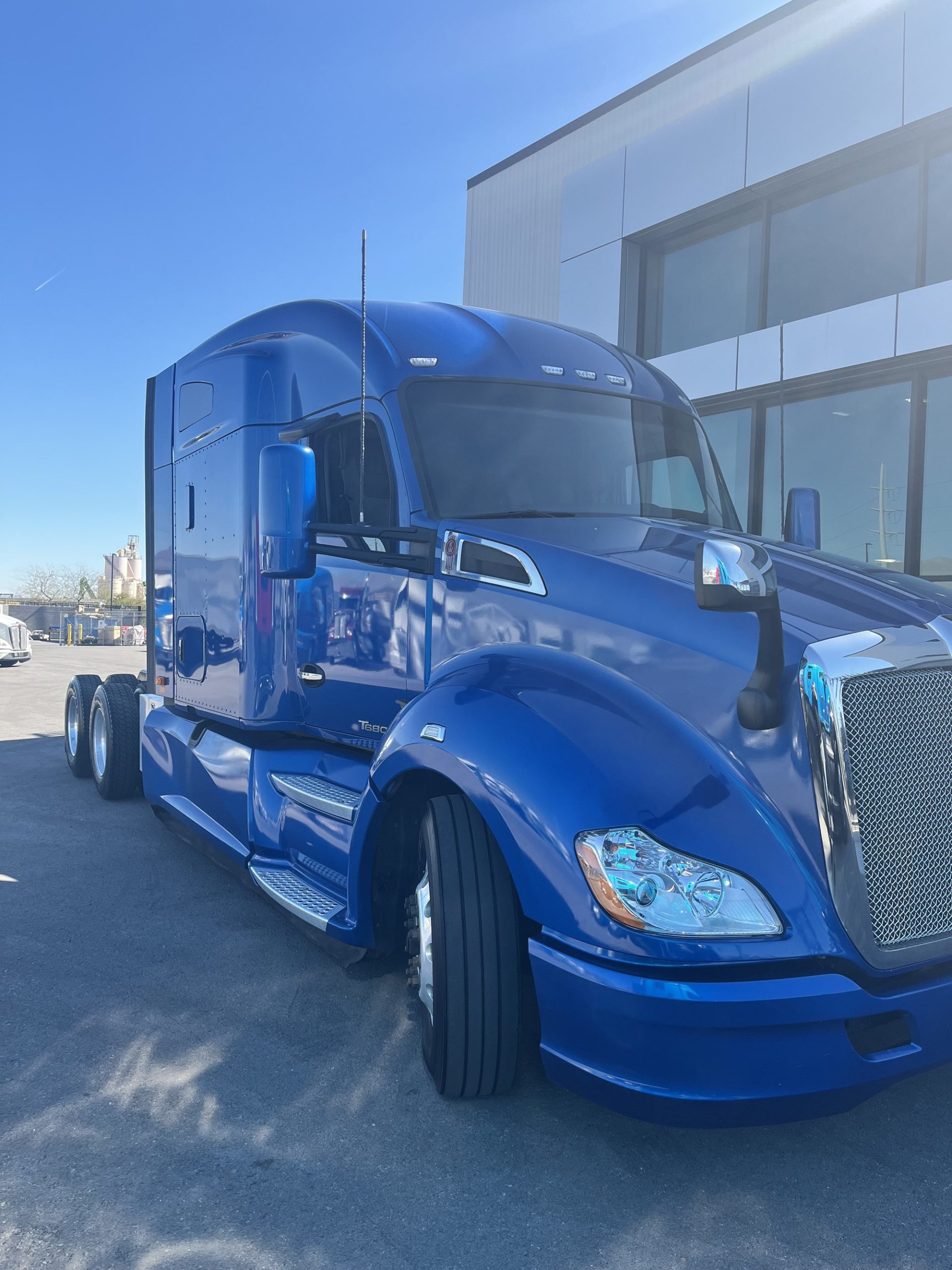 2021 Kenworth T680 - image 3 of 6
