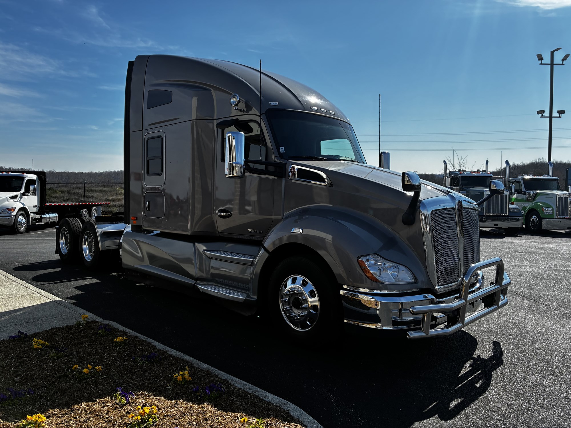 2021 Kenworth T680 - image 3 of 6