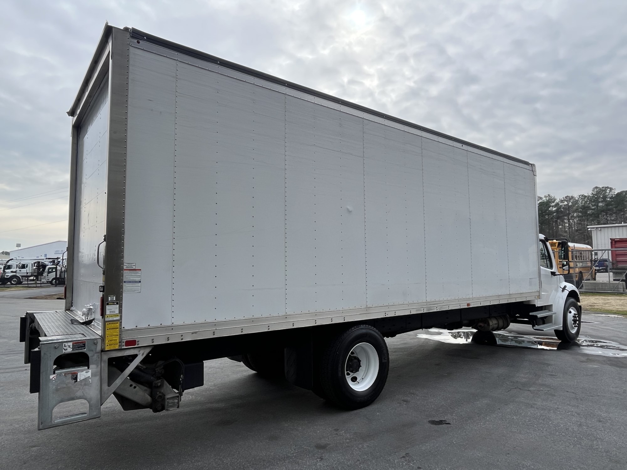 2022 Freightliner M2 - image 4 of 6