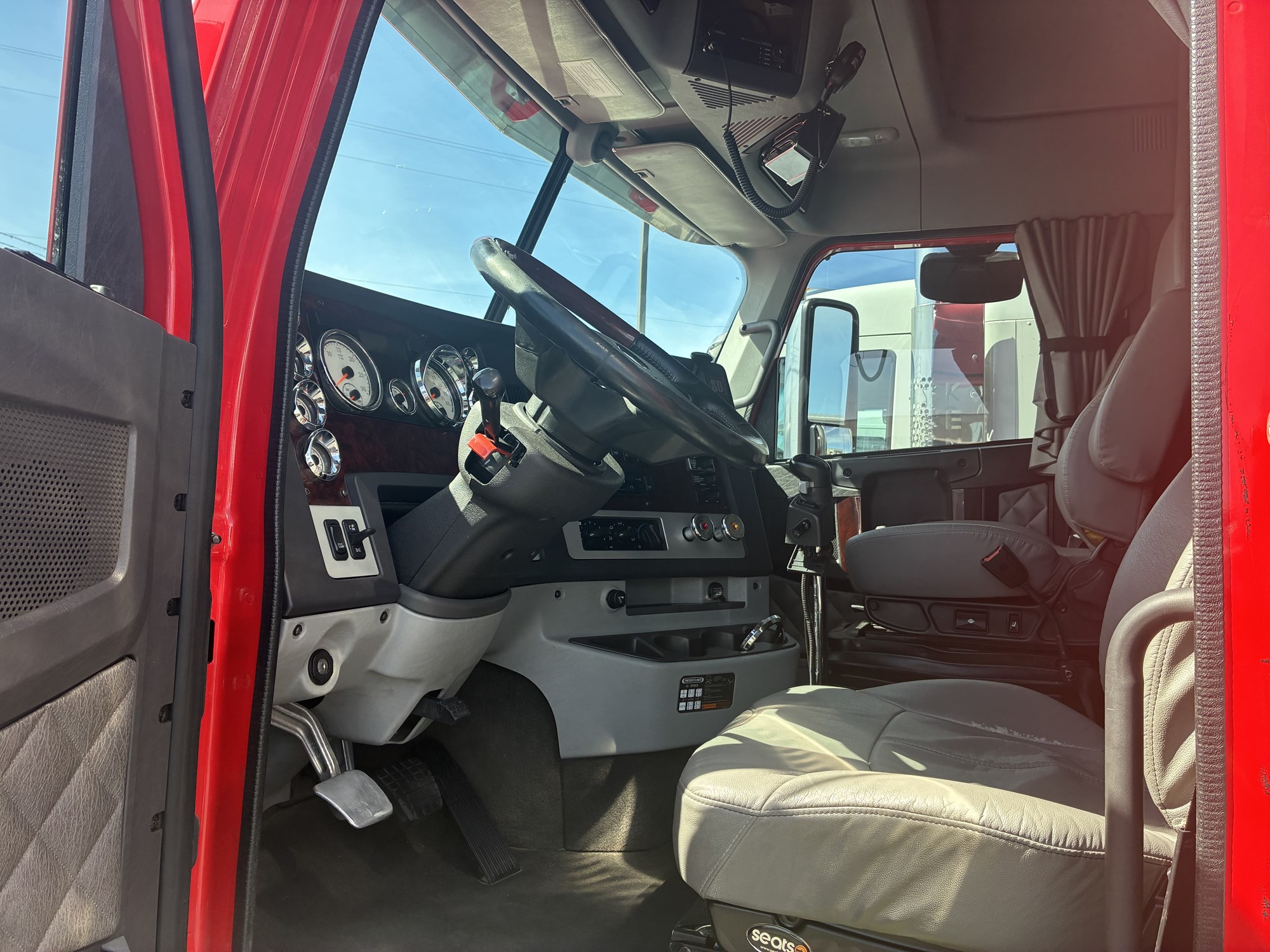 2022 Freightliner Coronado - image 4 of 6