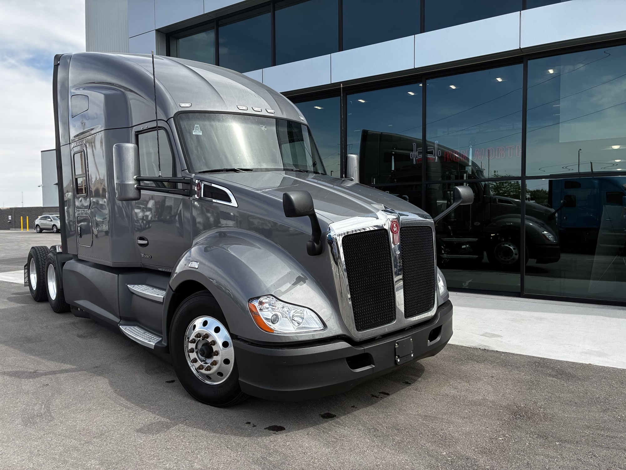 2022 Kenworth T680 - image 1 of 6