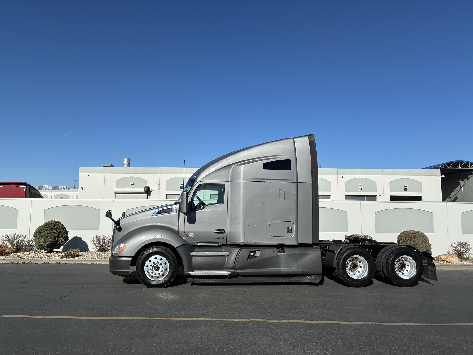 2022 Kenworth T680 - image 1