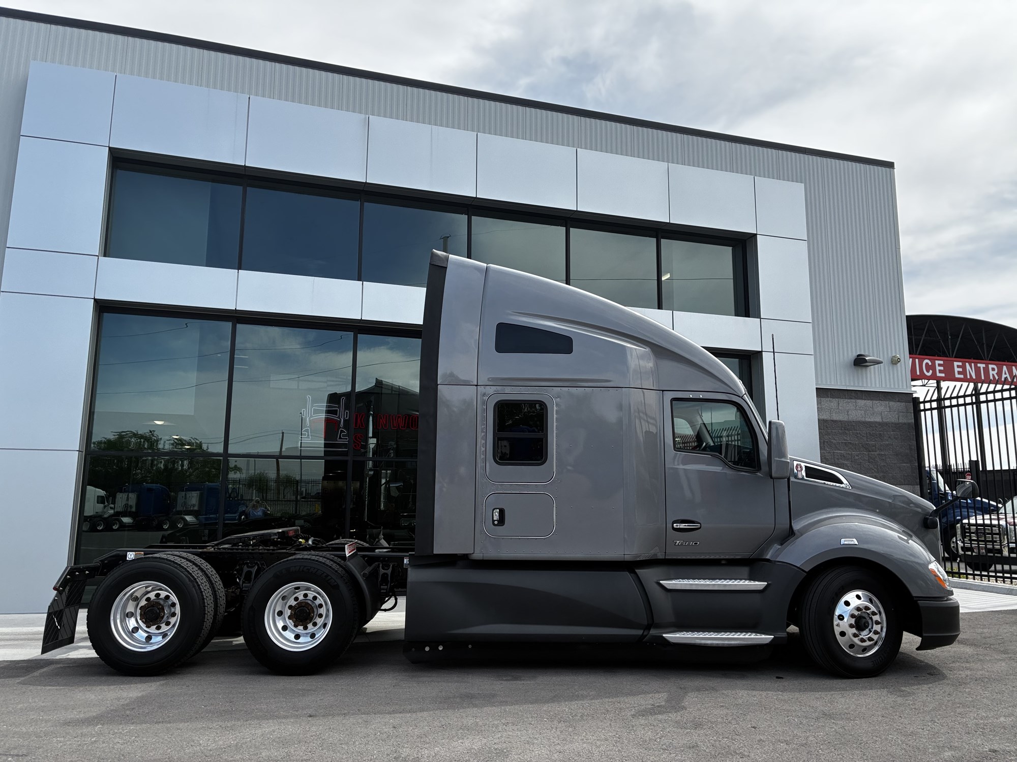 2022 Kenworth T680 - image 2 of 6