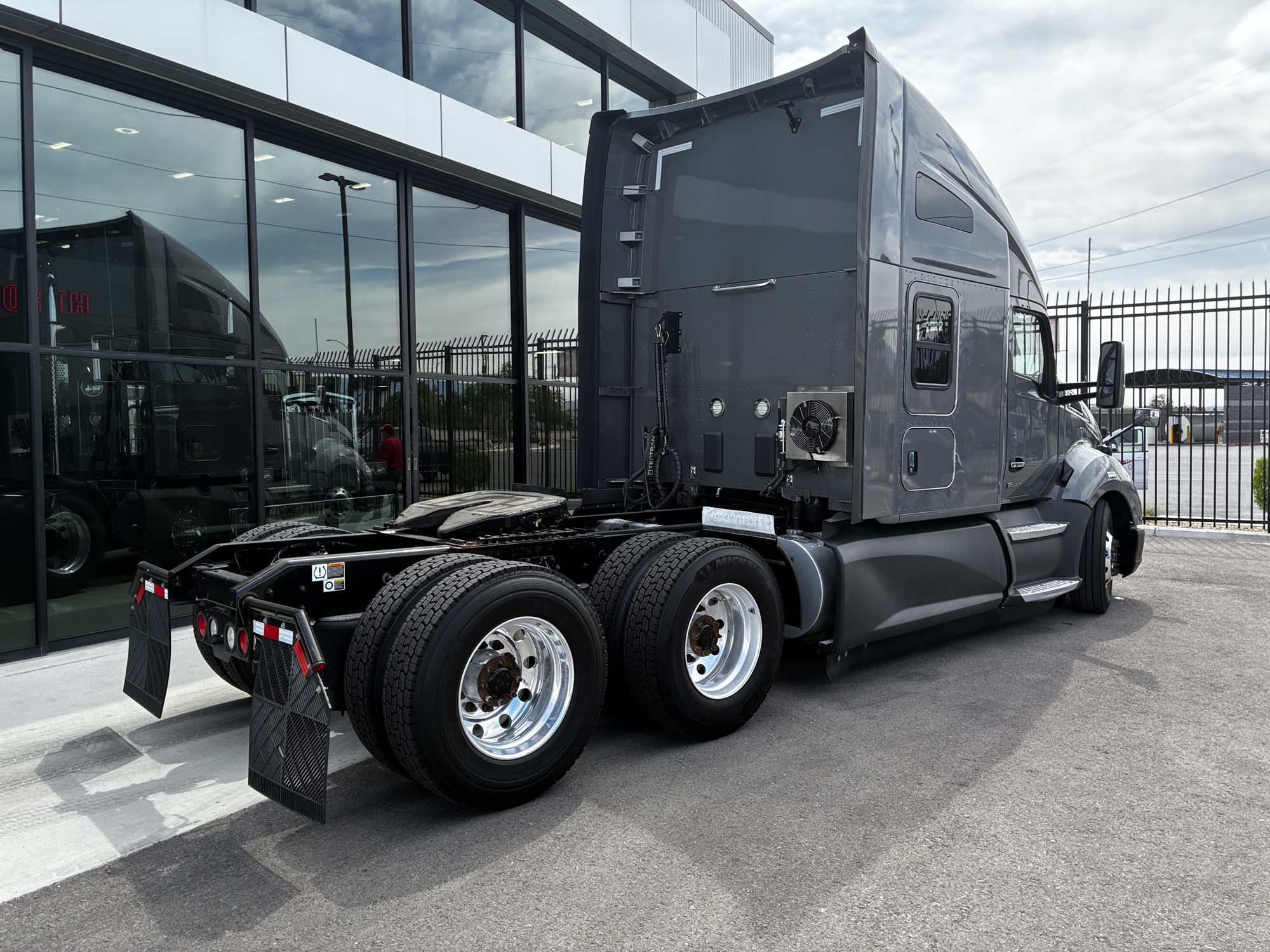 2022 Kenworth T680 - image 3 of 6