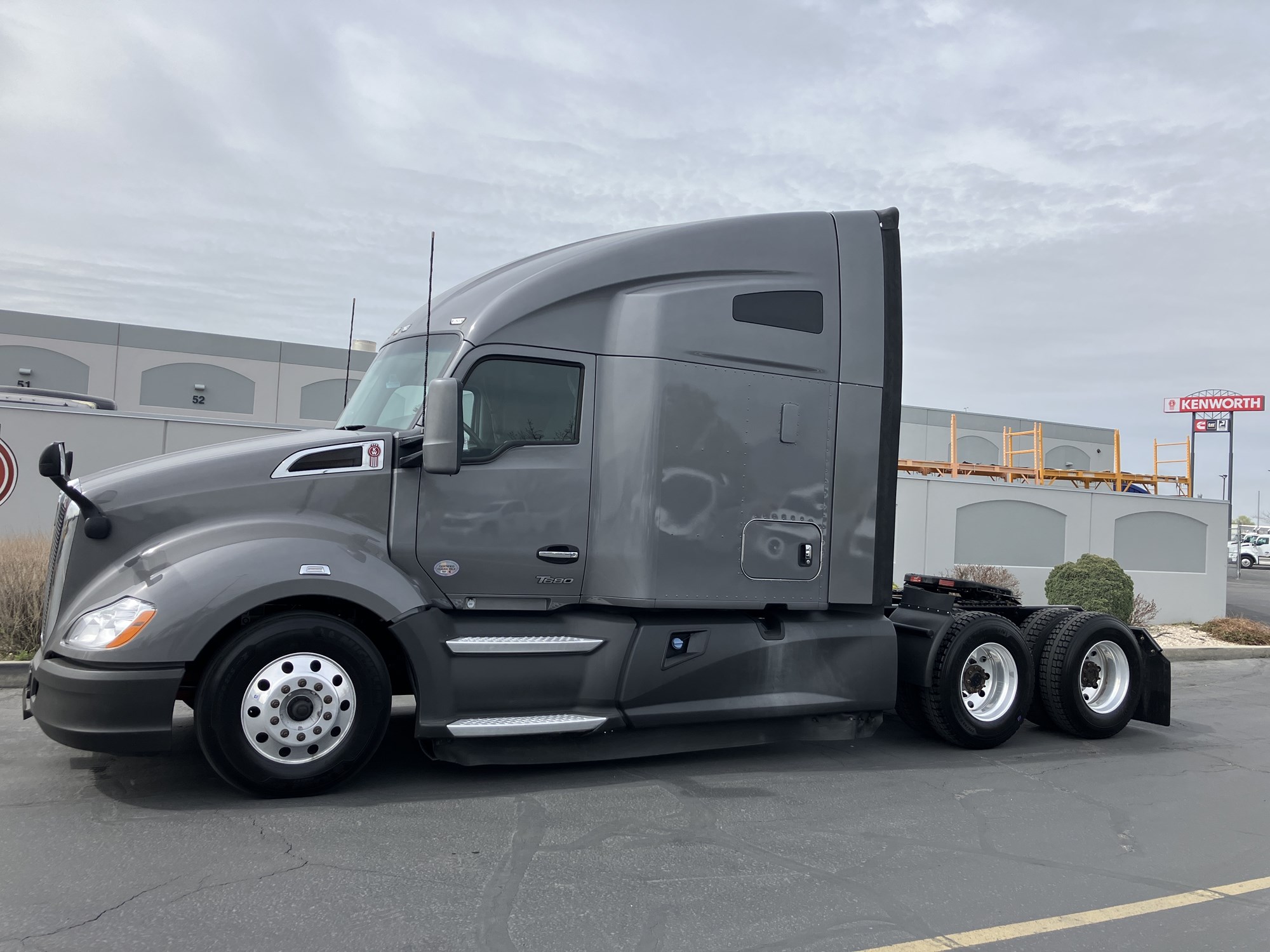 2022 Kenworth T680 - image 1 of 6