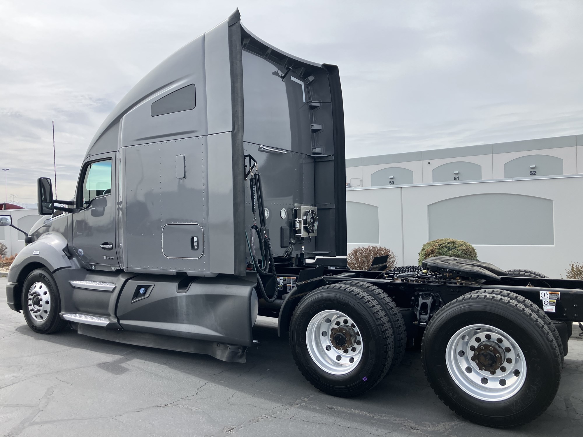 2022 Kenworth T680 - image 3 of 6