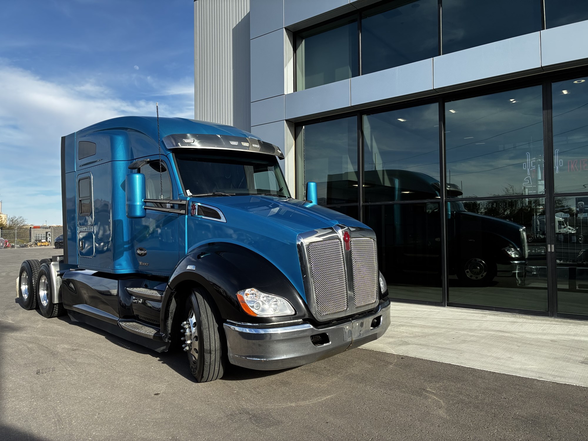 2022 Kenworth T680 - image 1