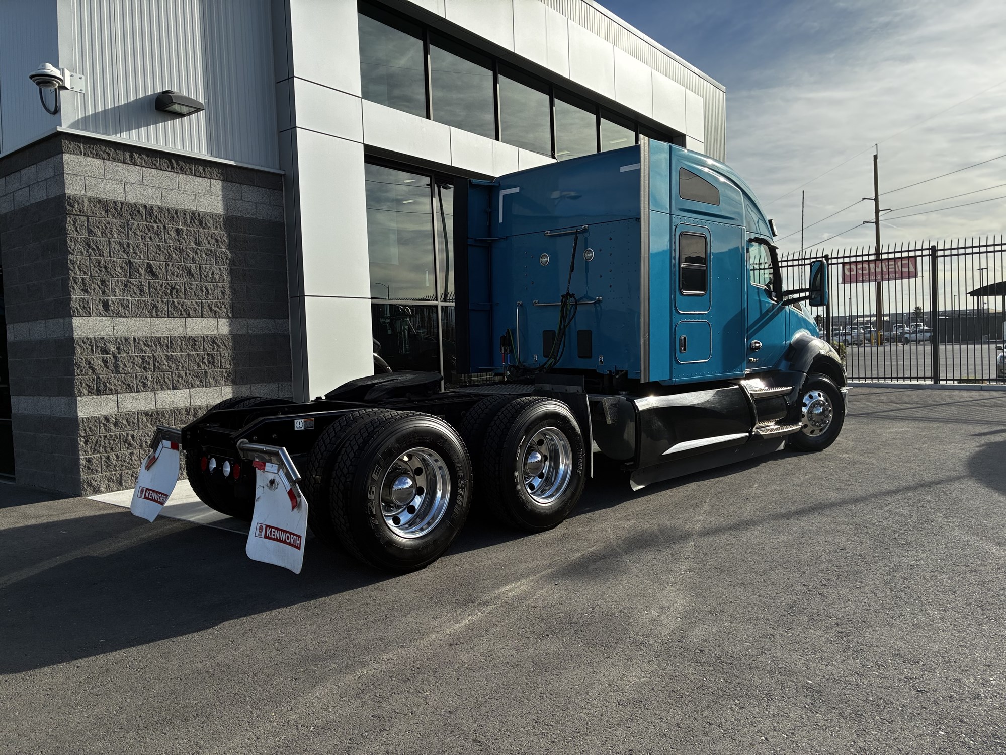 2022 Kenworth T680 - image 3