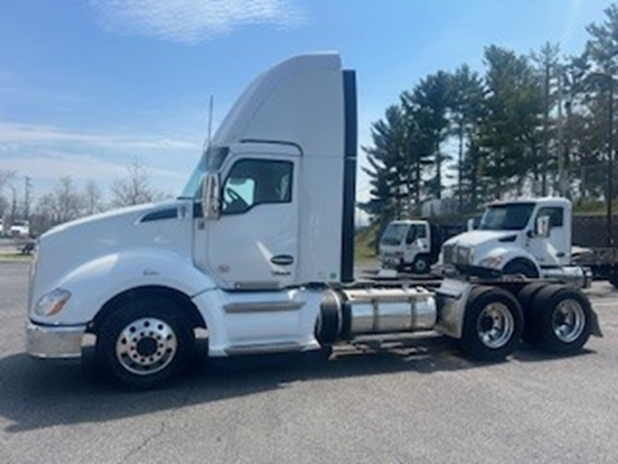 2022 Kenworth T680 - image 1 of 6