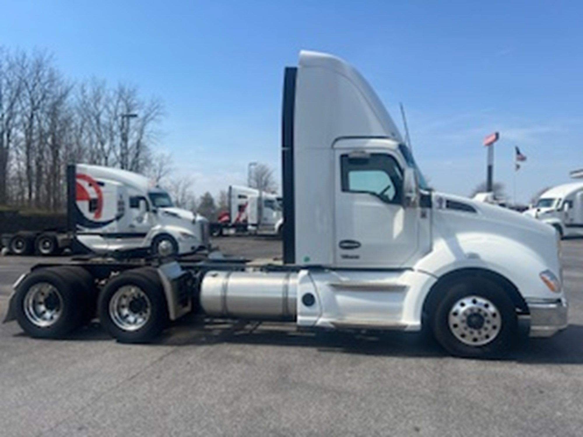 2022 Kenworth T680 - image 4 of 6