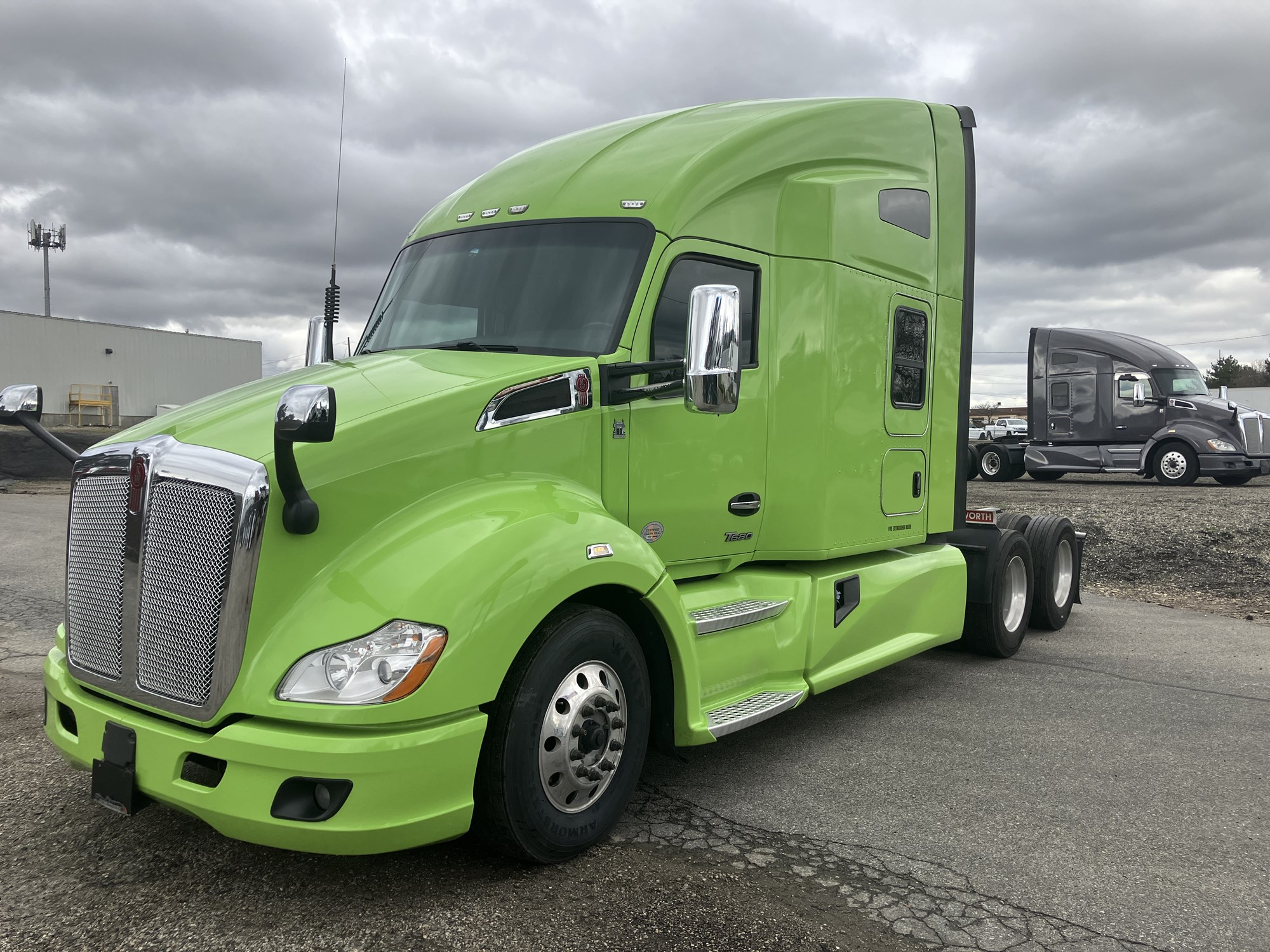 2022 Kenworth T680 - image 1