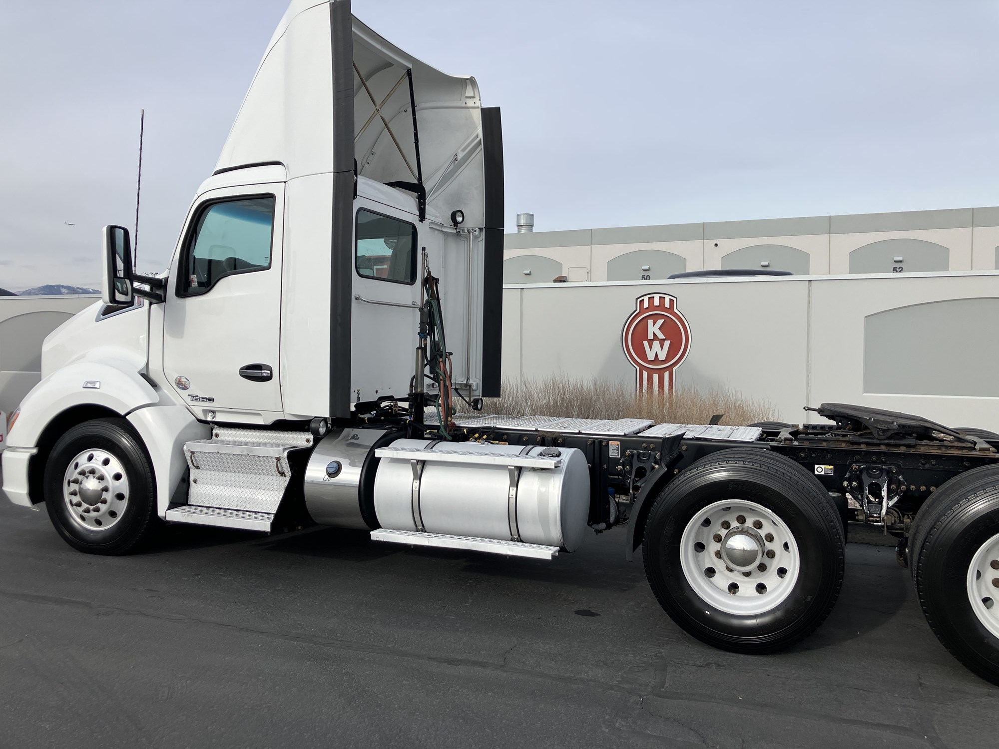 2022 Kenworth T680 - image 2 of 6