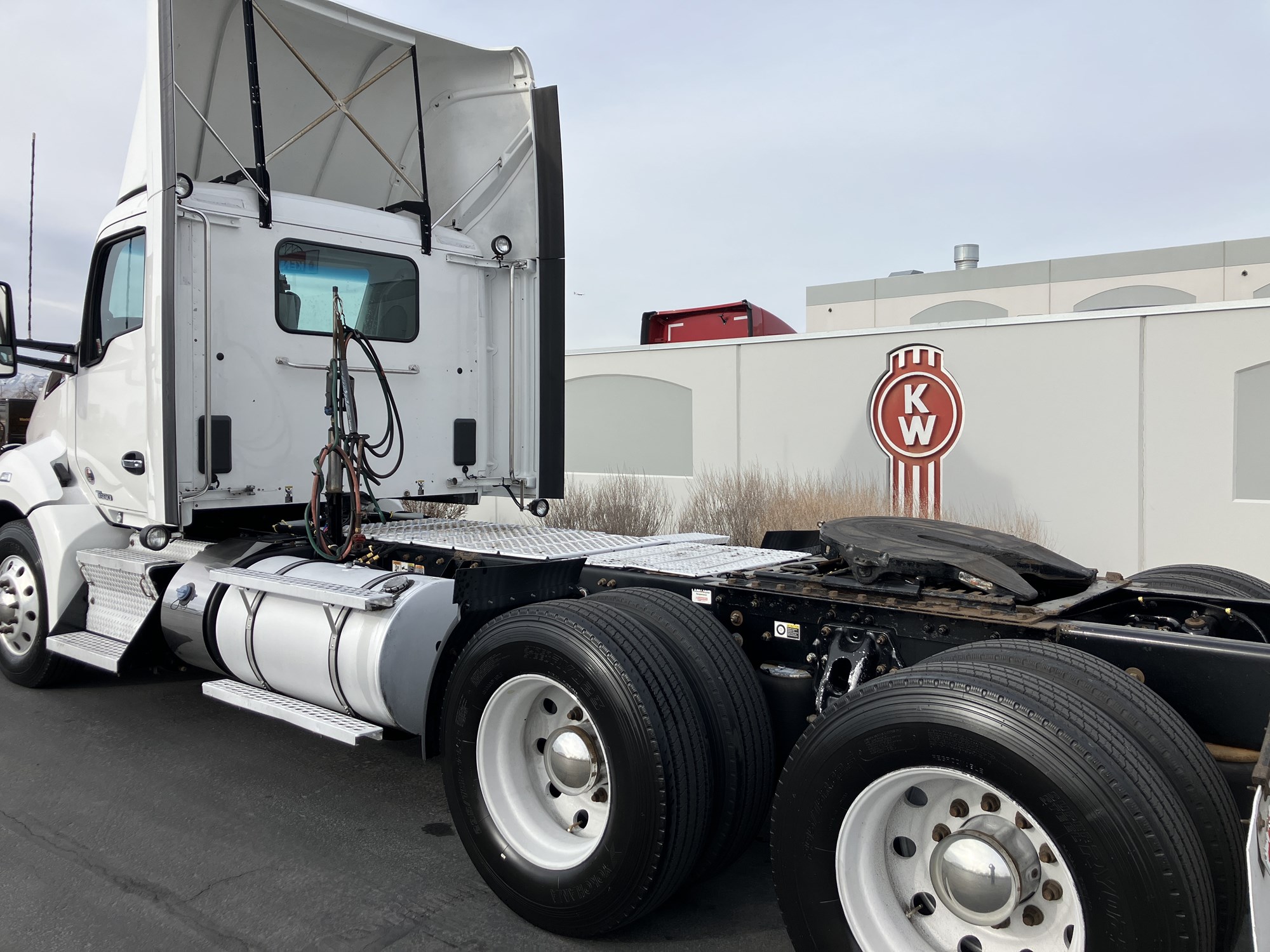 2022 Kenworth T680 - image 4 of 6