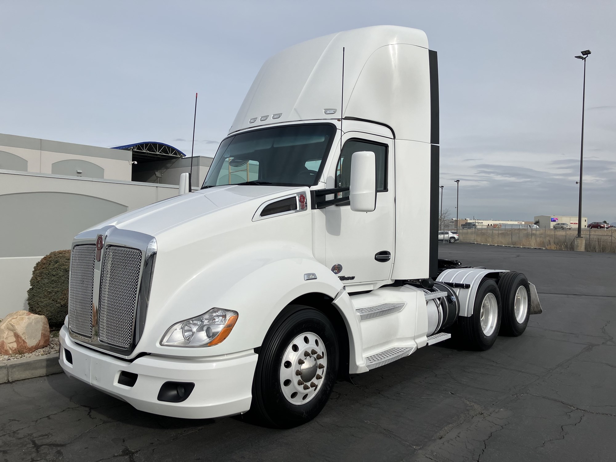 2022 Kenworth T680 - image 2 of 6