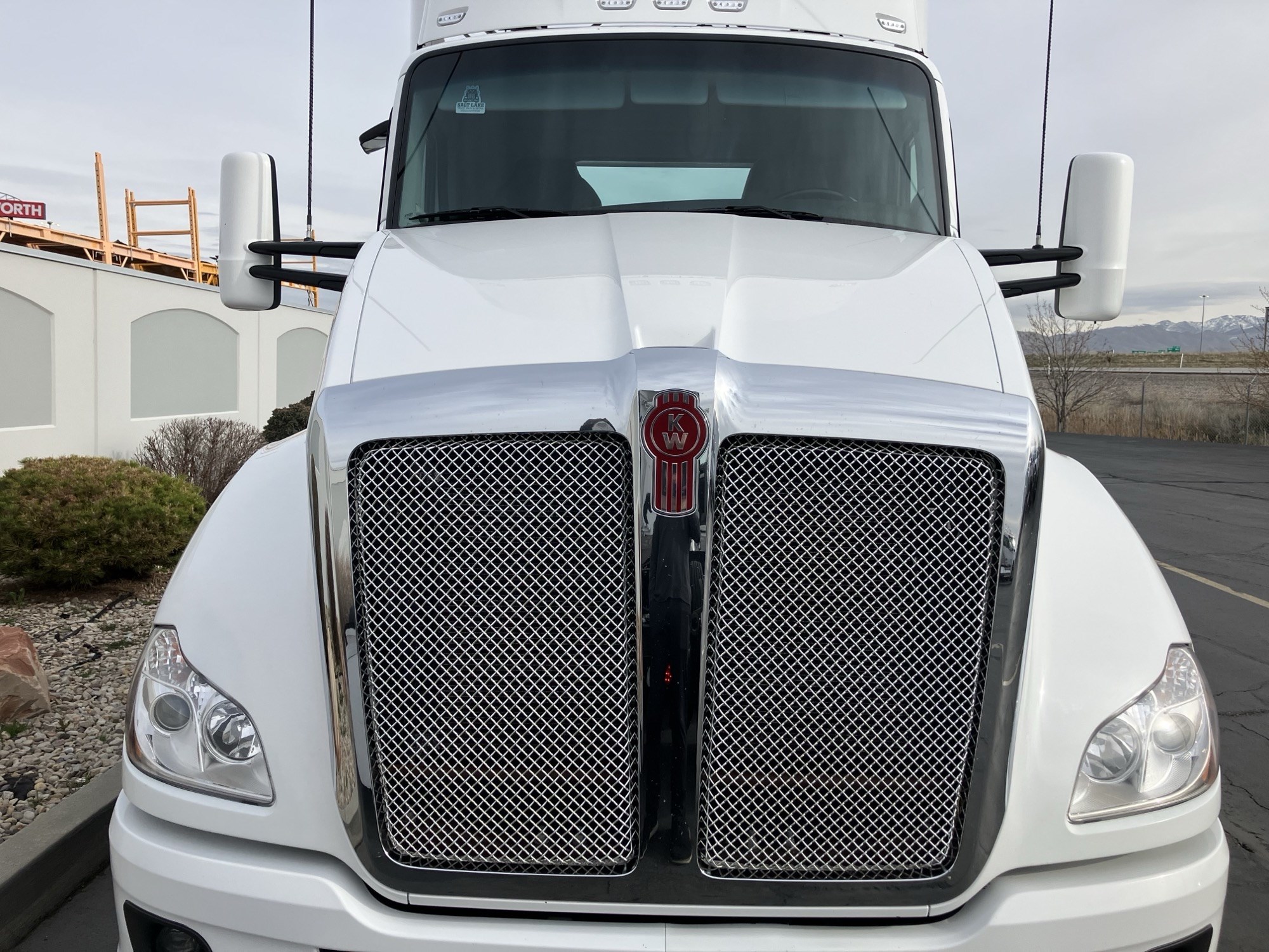 2022 Kenworth T680 - image 3 of 6