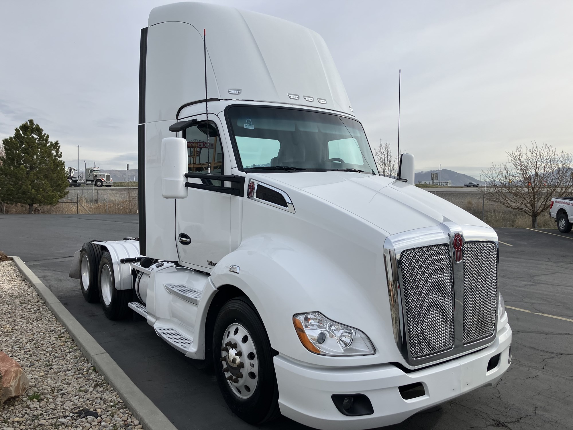 2022 Kenworth T680 - image 4 of 6