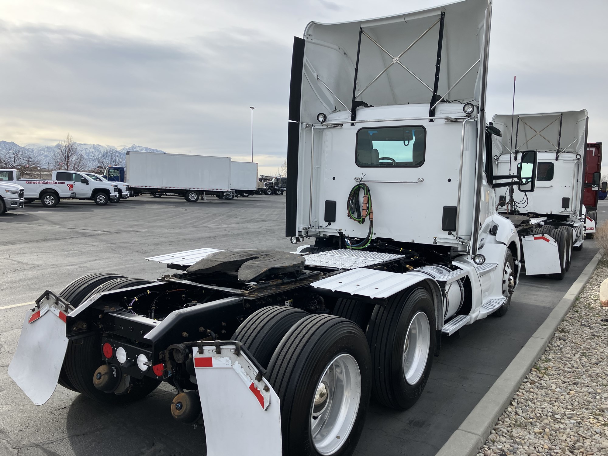 2022 Kenworth T680 - image 5 of 6