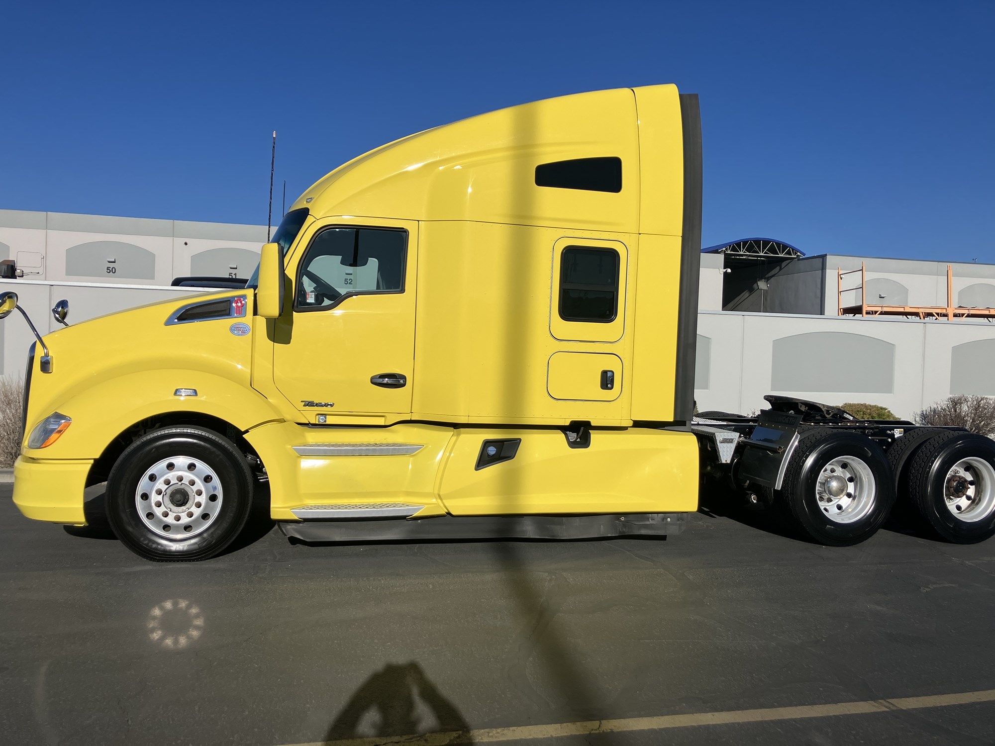 2022 Kenworth T680 - image 1